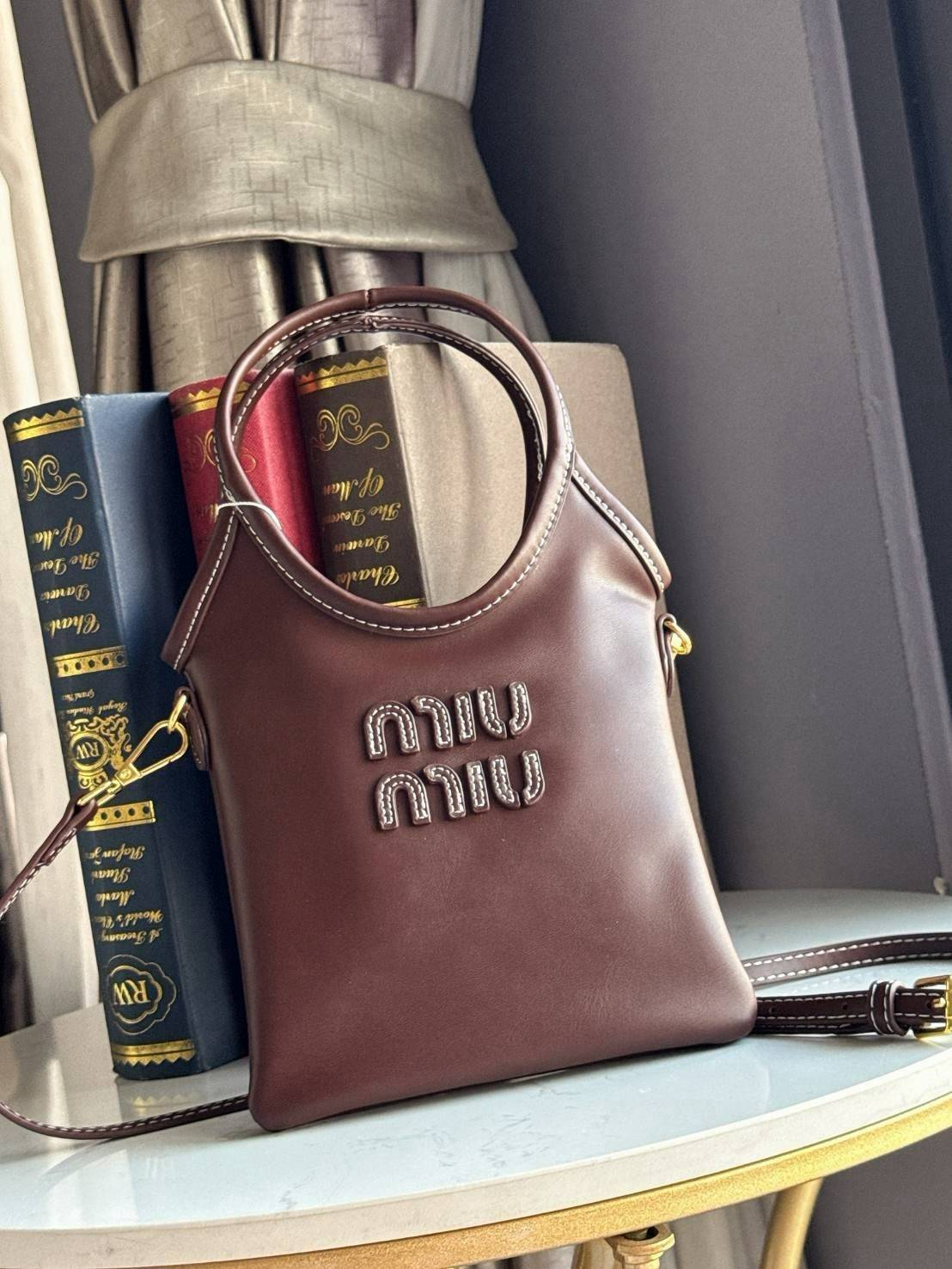 MIU MIU IVY leather handbag / Miu Miu ivy mini tote กระเป๋าสไตล์คลาสสิก มาในดีไซน์เรียบแต่โก้ ให้ลุคที่ดูเท่มั่นใจ สามารถถือและสะพายได้ จุดเด่น ที่โลโก้หนังตัวนูน ที่เสริมให้กระเป๋าดูแฟชั่นและทันสมัย