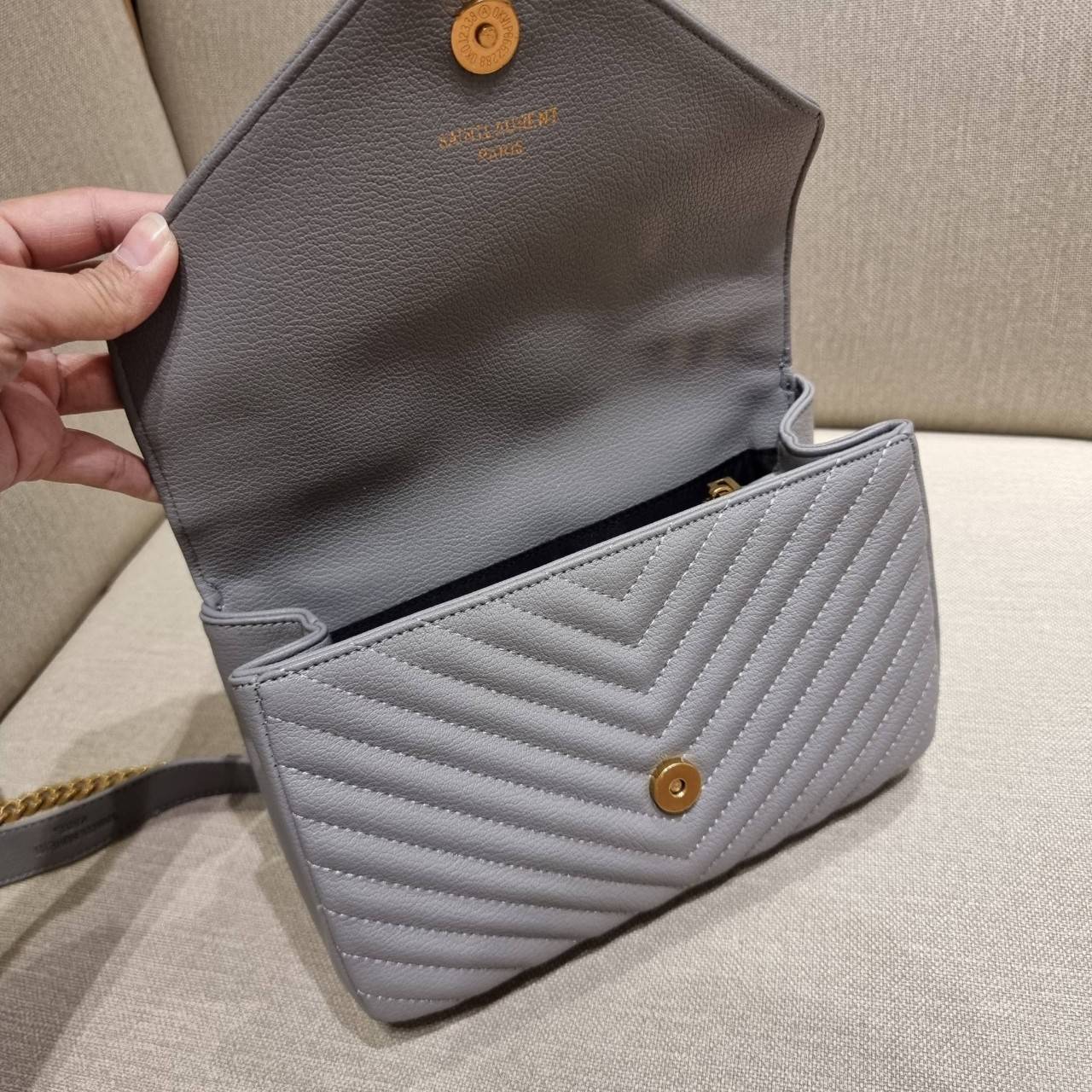 VIP 】หนังแท้ Yves Saint laurent crossbody boutique vip bag กระเป๋าสะพายไหล่ ดีไซน์ทรงสวยหรู พิเศษ แถมฟรี พวงกุญแจห้อยอะไหล่สีทอง ดูแพงไปหมดจริงๆไอเท็มนี้ วัสดุหนังสังเคราะห์ลายคาร์เวีย เปิด-ปิดด้วยกระดุมแม่เหล็ก ภายในโล่งกว้าง มาพร้อมหูจับในตัว และสายสะพา