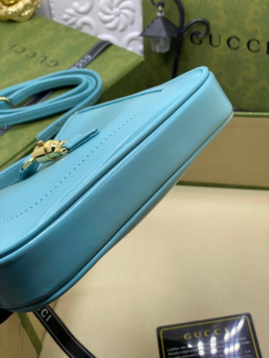 VIP GIFTbag 】หนังแท้ GUCCI Jackie 1961 mini shoulder bag กระเป่ารุ่นฮิตจาก Gucci ต้องบอกเลยว่าสำหรับสาวๆหลายคนนั้น ที่ชื่อชอบ หรือเป็นสาวกกลับแบรนด์อย่าง Gucci ต้องบอกเลยนะว่าสำหรับรุ่นนี้ห้ามพลาดไปทีเดียว บอกว่าได้เป็นตำนานควาวินเทจได้อย่างดี โดยขนาดของต