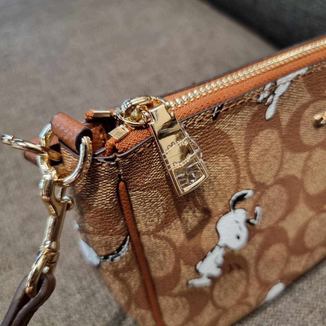 COACH F36674 TOP HANDLE POUCH IN SIGNATURE WITH SNOOPY PRINT คอลเลคชั่นใหม่ ในสไตล์พอช มาให้ช้อปก่อนใครในไทยจ้า น่ารักน่าใช้ไปอีกกับกระเป๋าสะพายทรงฮิตตลอดกาล ด้วยดีไซน์ที่ออกมาให้ใช้งานได้ง่าย ขนาดกำลังเหมาะ วัสดุแคนวาสทนทาน ดีไปหมดขนาดนี้!! คุณลูกค้าถึงส