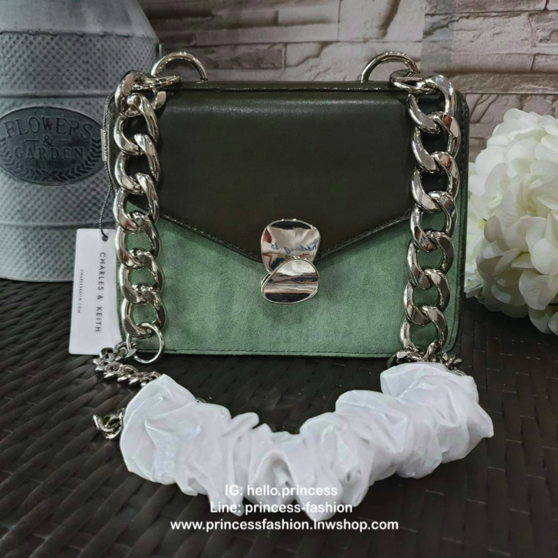 กระเป๋าทรงสวย ดีไซน์ทันสมัย วัสดุหนังโพเลเตอร์ + กำมะหยี่ตกแต่งด้านหน้า ออกแบบปิด-เปิดด้วยตัวล็อคแบบกด สีเงิน และ สีทอง ดูเก๋ ภายในเป็นช่องโล่ง มีช่องซิป 1 ช่อง และช่องใส่ของจุกจิก 1 ช่อง ด้านหลังติดโลโก้แบรนด์ มาพร้อมสายสะพายยาว สายสวยเก๋ ดูดีมากๆ สายถอด