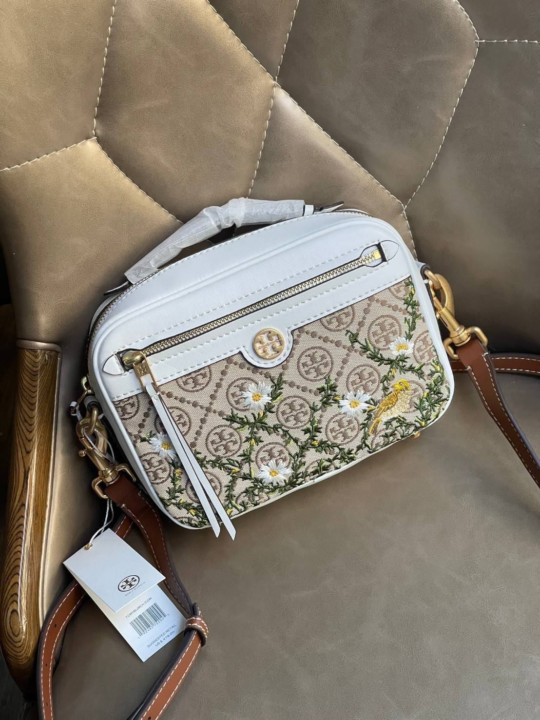 ของแท้ 💯% 】TORY BURCH T MONOGRAM JACQUARD CAMERA BAG การออกแบบที่เรียบง่าย แต่ยังคงความหรูหราเอาไว้ โดดเด่นด้วยลวดลาย T Monogram ซึ่งสามารถบ่งบอกความเป็นตัวตนของแบรนด์ได้อย่างชัดเจน