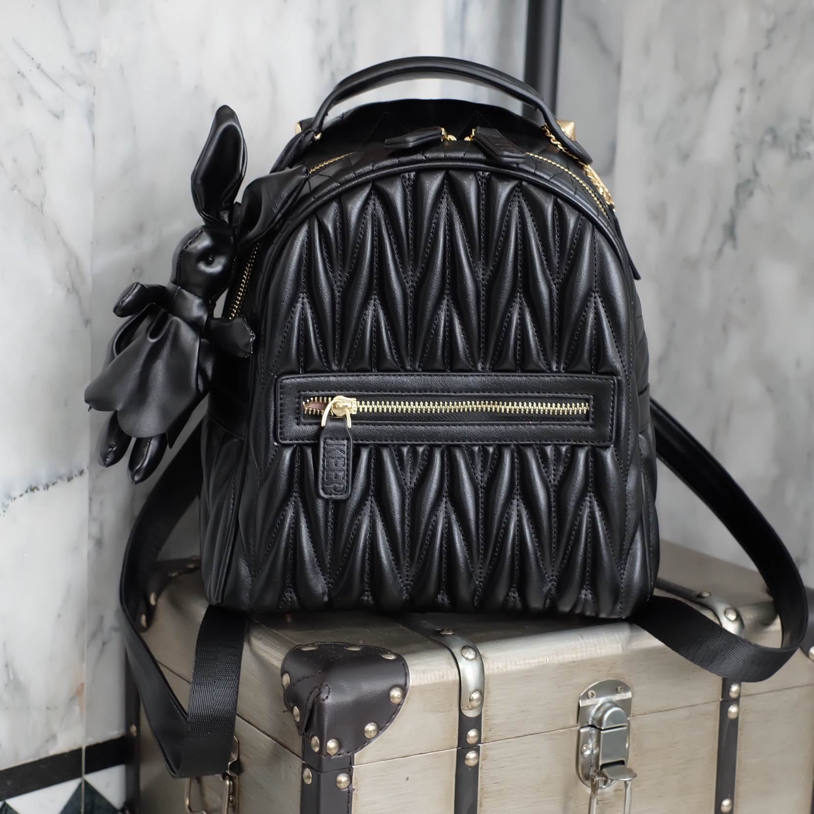 รุ่นใหม่ล่าสุดเลย ห้ามพลาดน๊า !!! งานหนังแท้ ทางร้านได้ รุ่นสุด Chic ทรง mini mini น่ารักๆ จากแบรนด์ KEEP มาฝากคะ (( สี classy black )) =>> กระเป๋า หนังแท้เนื้อดี ลายหนังชัด ทนทานคะ น้ำหนักเบา ดีไซด์ ทันสมัย เข้าได้กับทุกชุด =>> อะไหล่ทองตัดกั