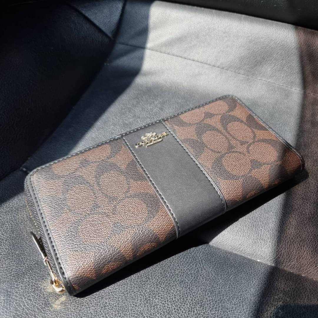 COACH F54630 ACCORDION ZIP WALLET IN SIGNATURE COATED CANVAS WITH LEATHER STRIPE กระเป๋าสตางค์ใบยาวรุ่นคลาสสิค คัดสีขายดีมาให้กันเลยจ้า ♥️ วัสดุหนังแคนวาสเคลือบลาย เปิด-ปิดด้วยซิปรอบ รูดใช้งานง่าย ใส่บัตรได้ มีช่องซิปใส่เหรียญ ใส่มือถือได้ พกใบนี้ใ