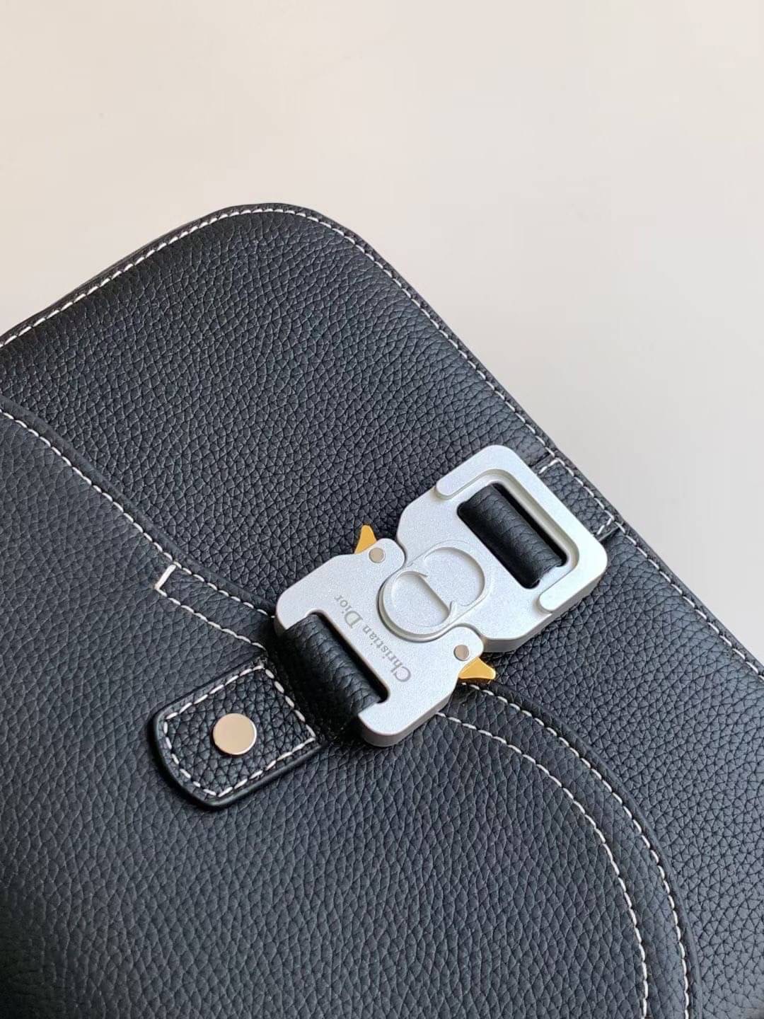 DIOR Small Saddle Messenger Bag with Flap / Khaki / Black / Oblique Jacquard with Grained Leather กระเป๋าสะพายทรงแมสเซ็นเจอร์ รุ่นยอดนิยมของท่านชาย เกรดท็อปออริ สลับแท้ 1:1