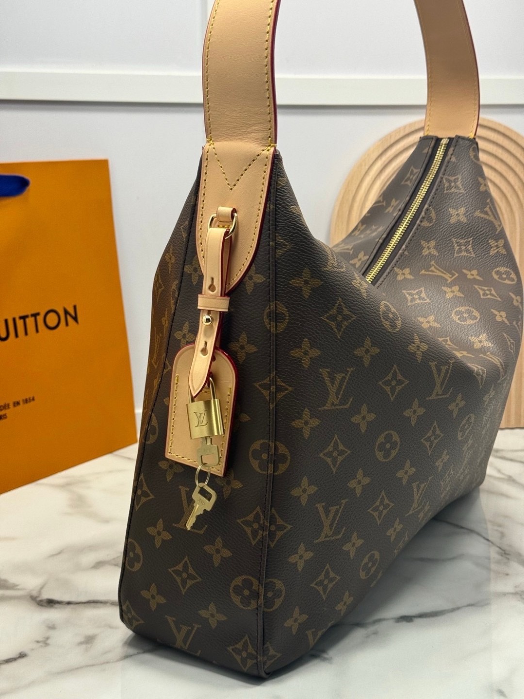 LV Slouchy MM Hobo bag 40 cm กระเป๋าถือ/สะพายไหล่ทรงโฮโบรุ่นใหม่ โดดเด่นด้วยรูปทรงอันเป็นเอกลักษณ์ เหมาะสำหรับพกพาเดินทางและใช้งานทุกวัน ลาย Monogram แคนวาสสุดไอคอนิก เสริมความสง่างามด้วยอะไหล่สีทอง งานจริงสวยมาก แนะนำค่ะ