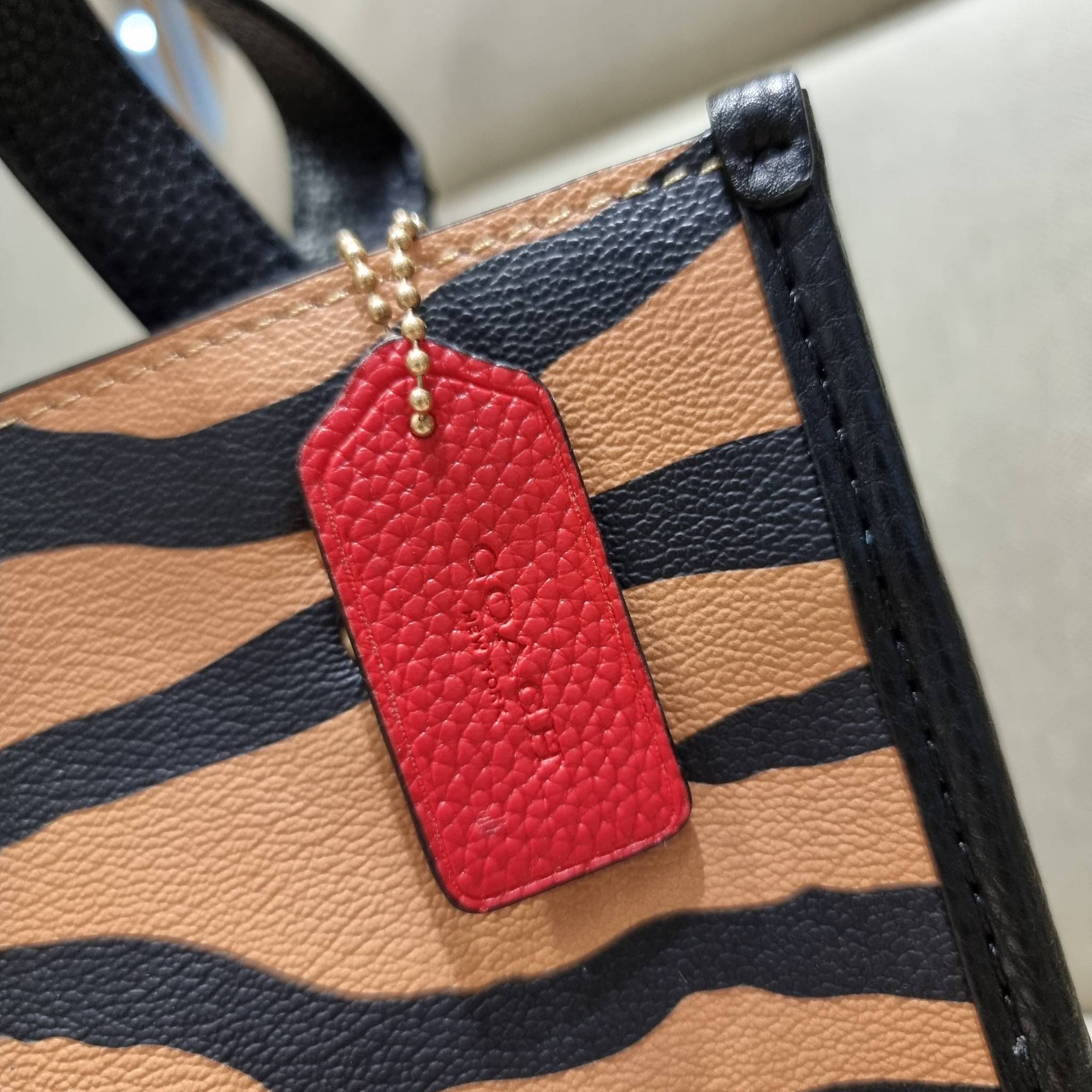 COACH C6988 DEMPSEY TOTE 22 WITH TIGER PRINT ใหม่ล่าสุดน้องเสือนำทรัพย์ 🐯🐯 คอลเลคชั่นฉลองปีเสือต้องมาจ้า กับรุ่นสวยคลาสสิค กระเป๋าทรงโท้ท ขนาดน่ารักน่าใช้มากๆ ดีไซน์พริ้นท์ลายเสือดึงดูดสายตา สวยมีสเน่ห์ที่สุด!! ฟังก์ชั่นการใช้งานสะดวก มีทั