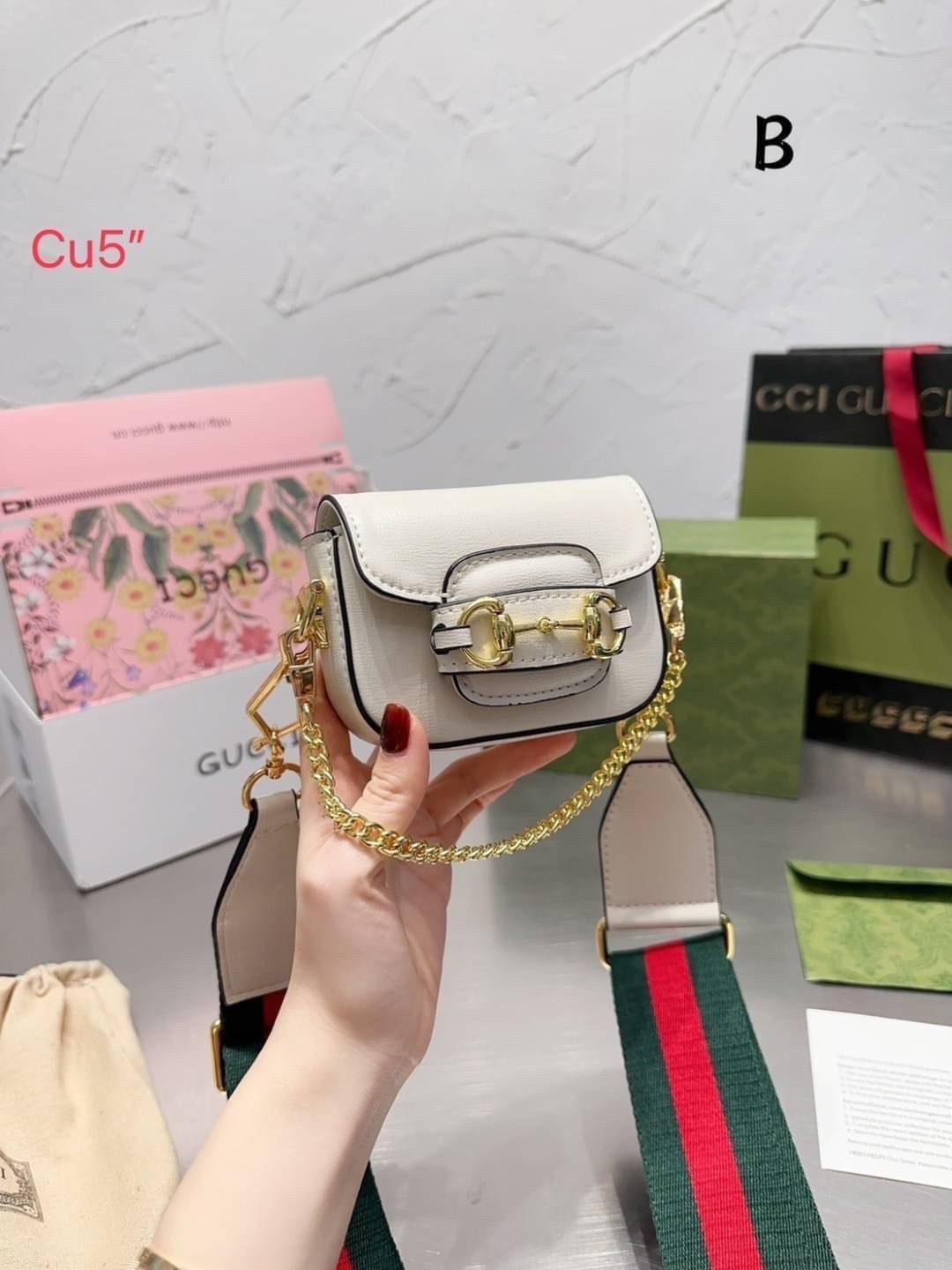 GUCCI Horsebit 1955 strap wallet พร้อมส่ง! กระเป๋าไซส์มินิน่ารัก มี 5 สีให้เลือก สายสะพายถอดได้ เลื่อนปรับระดับได้ เป็นอีกรุ่นที่น่าใช้มากๆ สินค้าแนะนำ