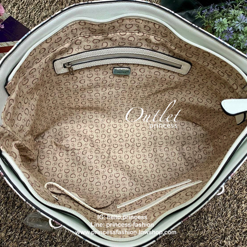 GUESS FACTORY WOMEN SAFFIANO TOTE BAG กระเป๋าถือ//สะพายไหล่ วัสดุหนังซาฟเฟียโน่ลายโซ่ทั้งใบ แลดูหรู ไม่ซ้าใครทีเดียว ด้านหน้ามีโลโก้แบรนด์ เปิดปิดกระเป๋าด้วยซิป ภายในกว้าง ใส่ A4ไปเรียน ไปทำงานได้ค่ะ มีช่องซิปและช่องเล็กให้ใส่ของจุกจิก สายหิ้วแบบโซ่ต่อหนั