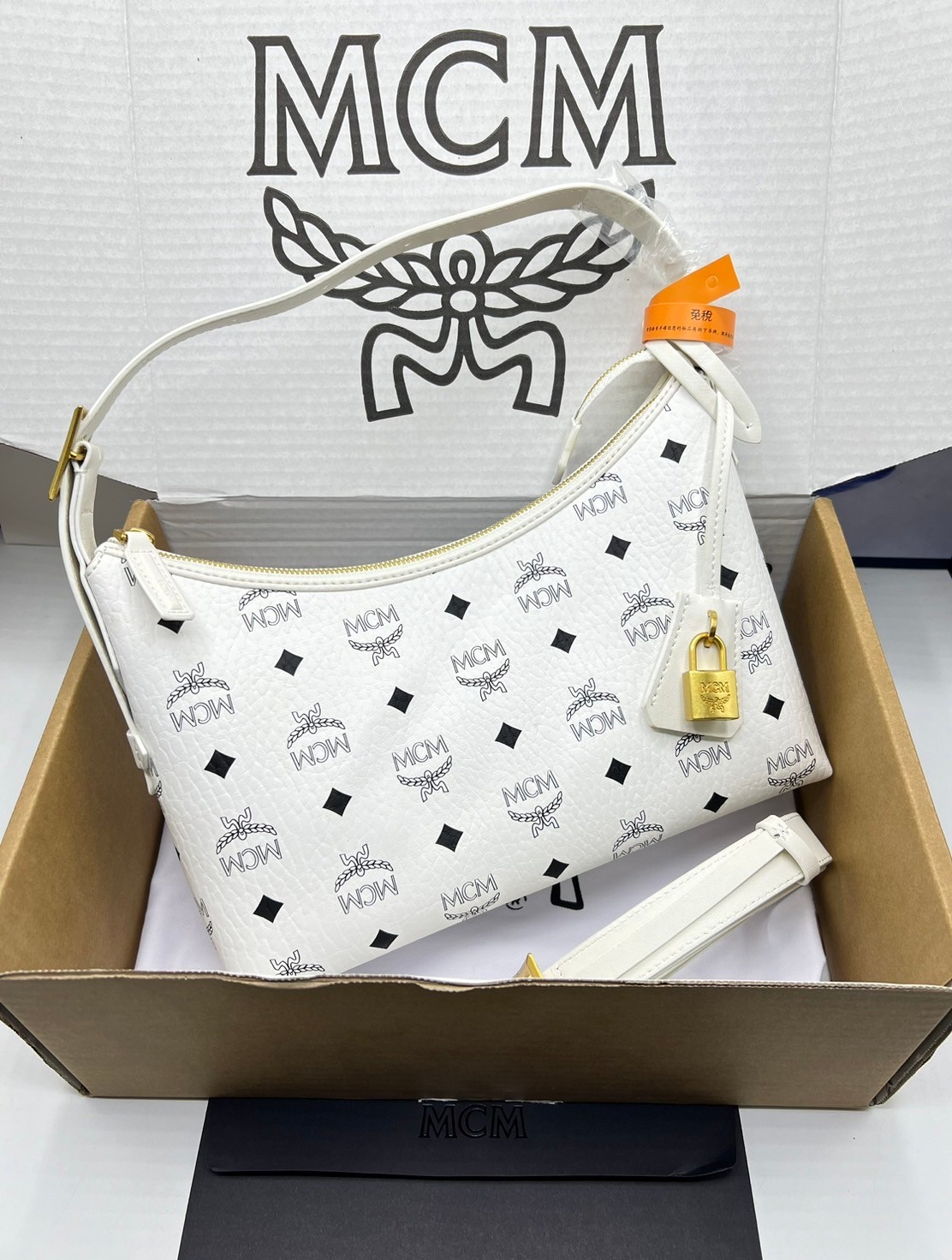 M.C.M Aren Hobo Bag in Visetos กระเป๋าสะพายทรงโฮโบ คลาสสิกทันสมัย เกรดท็อปออริ 1:1 สลับแท้ ใช้งานต่างประเทศได้