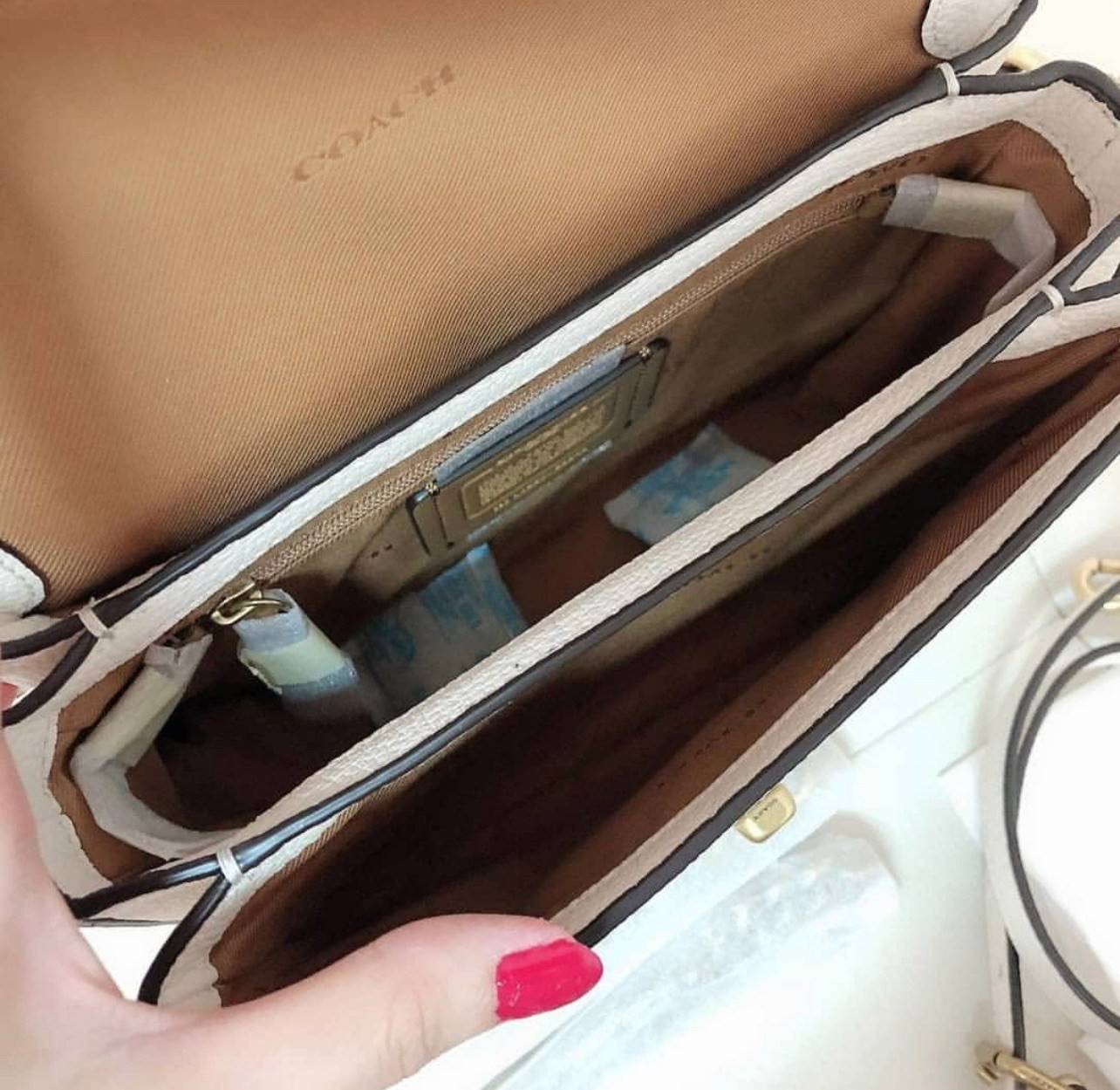 3สาย Coach 89089 Cassie Crossbody 19 In Signature Canvas เรียบหรู ดูดี ต้องไอเท็มนี้เลยจ้า กระเป๋าถือ/สะพายข้าง สุดพิเศษ!! มีสายมาให้ถึง 3 แบบ!! สลับใช้แมทช์ตามสไตล์ได้เลย วัสดุหนังแคนวาสสลับหนังเรียบ เปิด-ปิดด้วยตัวบิดล็อค ภายในแบ่งสัดส่วนอย่างดี ใส่ของไ