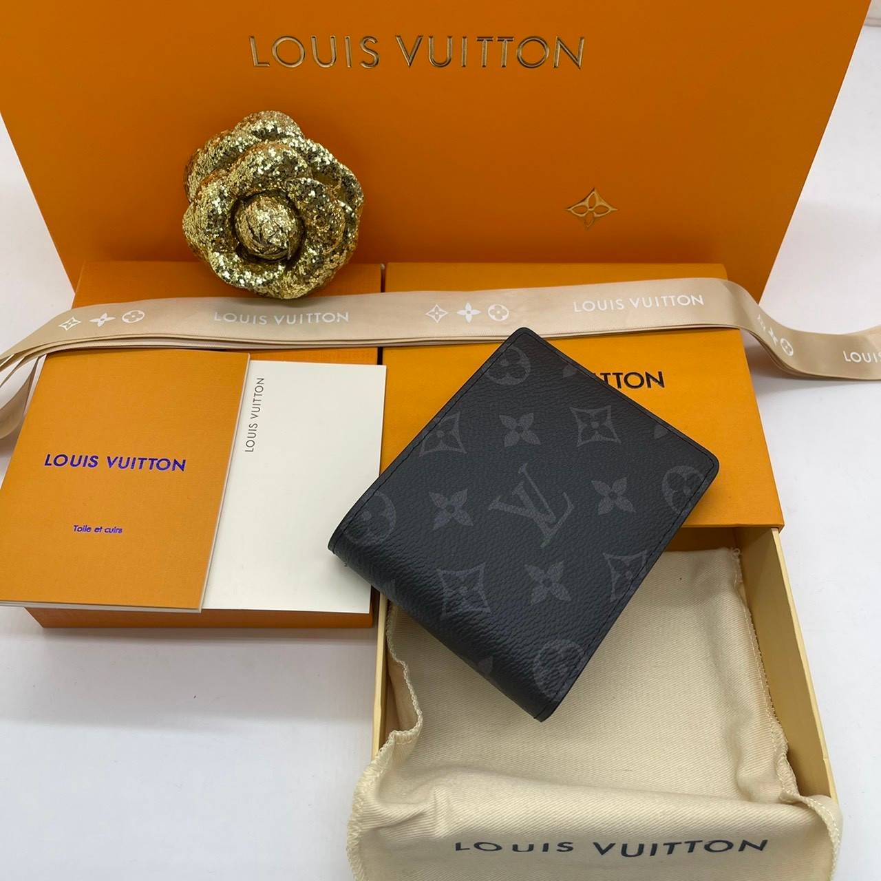 VIP GIFT 】หนังแท้ LOUIS VUITTON MEN WALLET MONOGRAM ฿ DAMIER CANVAS กระเป๋าสตางค์ผู้ชาย รุ่นยอดขายไม่เคยตก ใบจริงดูผู้ดี ดูแพง!! ภายในมีช่องใส่บัตรได้เยอะ ใส่ธนบัตรได้ พร้อมเสิร์ฟถึงบ้าน ซื้อให้คุณหนุ่มๆ รับรองประทับใจไม่ลืมจ้า