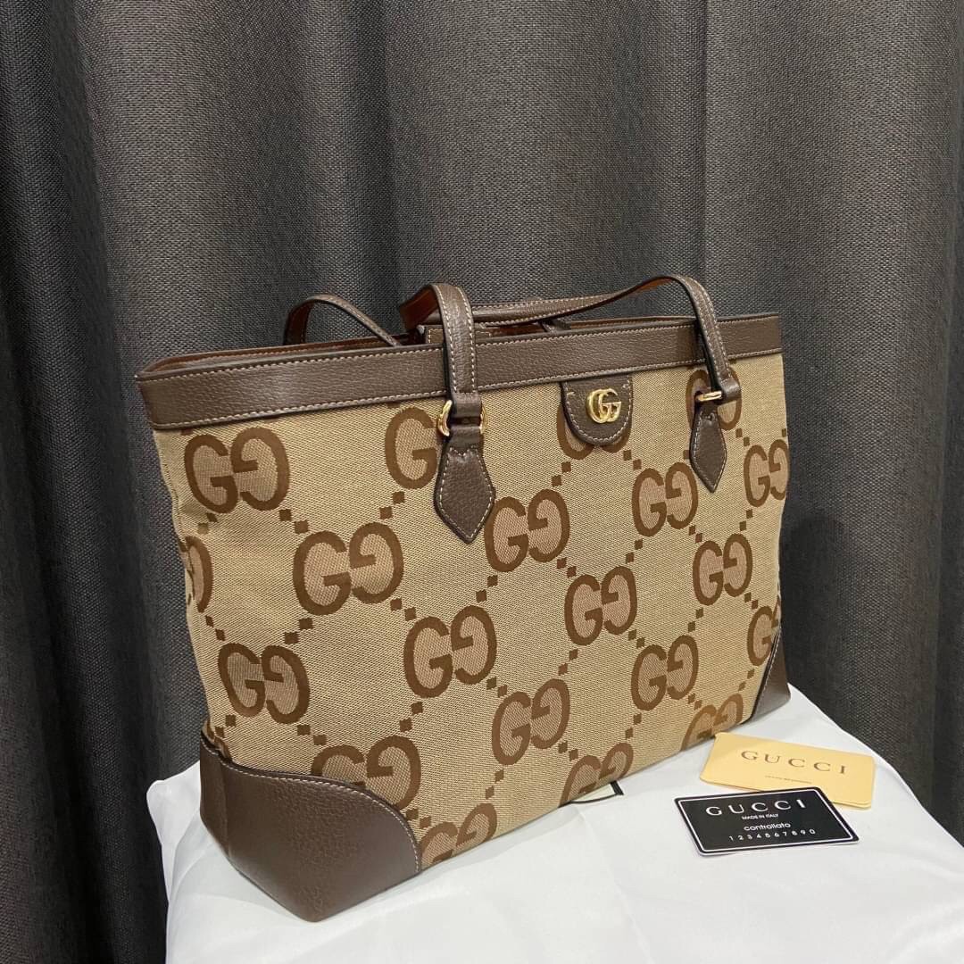 GUCCI jumbo GG medium tote / GUCCI Shopping Bag เกรดออริจินอล กระเป๋าสะพายทางโท้ทใบใหญ่ นำเสนอด้วยผ้าแคนวาส GG ซึ่งเป็นการเลียนแบบชื่อย่อของ Guccio Gucci ในขนาด Maxi ดีไซส์ร่วมสมัยลวดลาย GG โมโนแกรม ภาพถ่ายจากงานขายจริง ใช้งานต่างประเทศได้