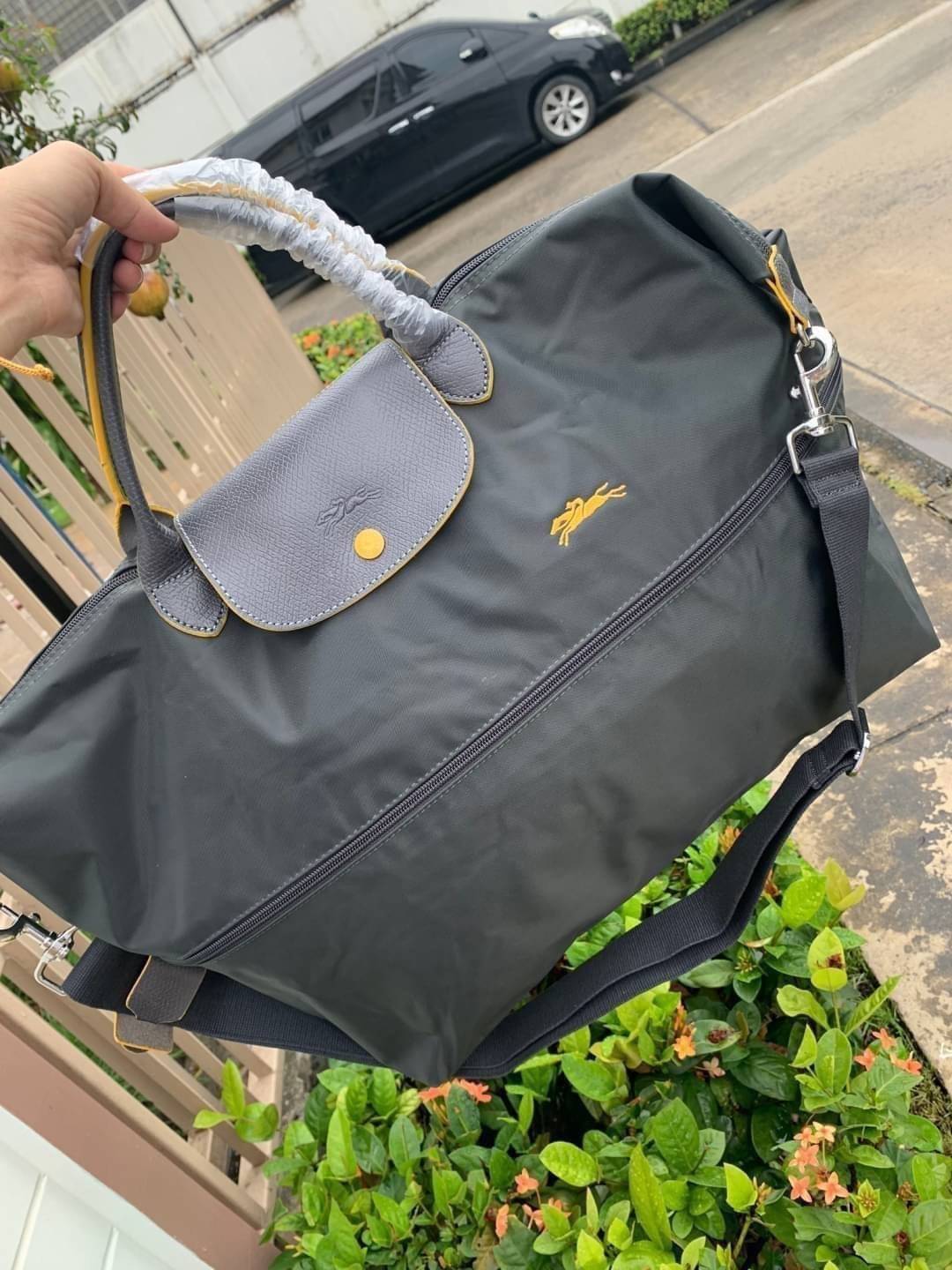 LONGCHAMP LE PLIAGE CLUB TRAVEL BAG กระเป๋าขนาดใหญ่สำหรับการเดินทาง เราเรียกที่นี้ว่า travelling bag รุ่นคลาสสิค มาพร้อมสายสะพายยาวที่ปรับและถอดออกได้ ความพิเศษของรุ่นนี้ที่ครองใจนักเดินทางทั่วโลก คือซิปรอบตรงกลางตัวกระเป๋า สามารถเปิดซิปเพื่อขยายขนาดและพั