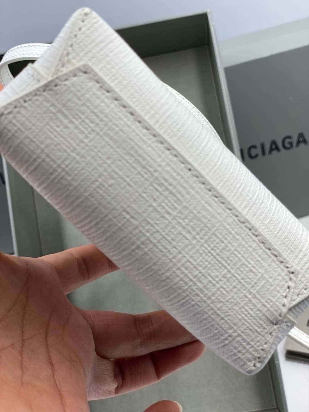 หนังแท้ BALENCIAGA Shopping Phone Pouch leather tote พกกระเป๋าช้อปปิ้งขนาดมินิ ไปทุกที่ในฤดูกาลนี้ ดีไซน์ที่ใช้ได้ทุกวันตั้งแต่หนังแบบมีเท็กซ์เจอร์ ภาพสินค้าถ่ายจากงานขายจริง ใช้งานต่างประเทศได้