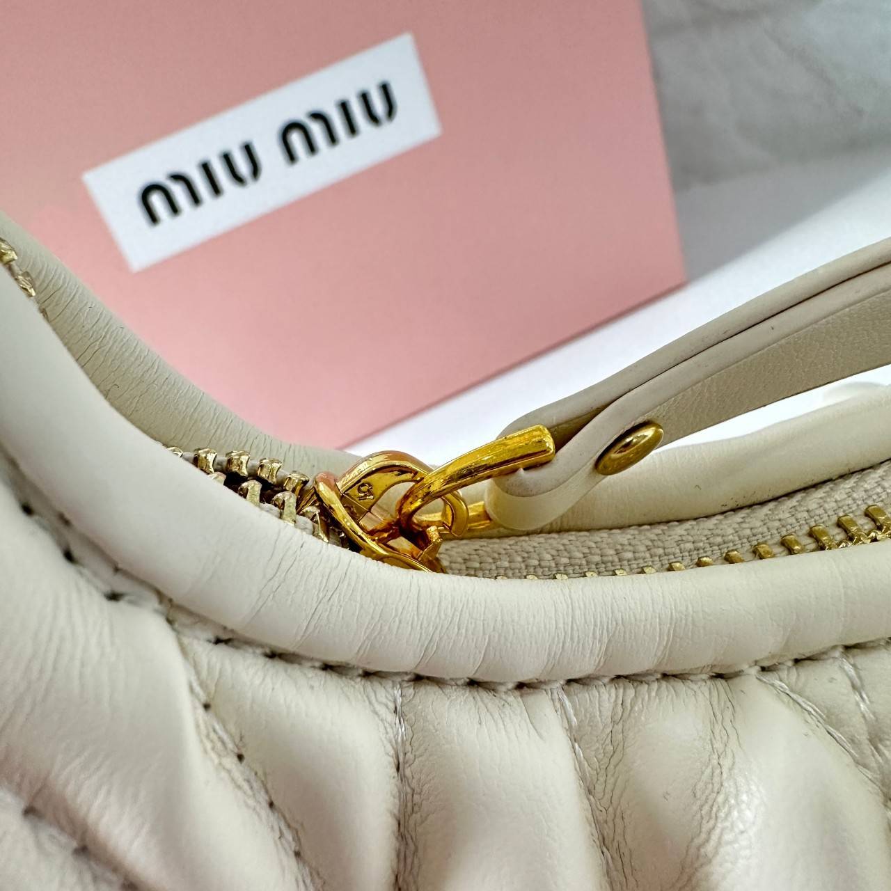 MIU MIU WANDER MATELASSÉ MINI HOBO BAG กระเป๋าถือ/กระเป๋าสะพายข้าง แบรนด์ดังจากอิตาลี ด้วยเอกลักษณ์ความโดดเด่น