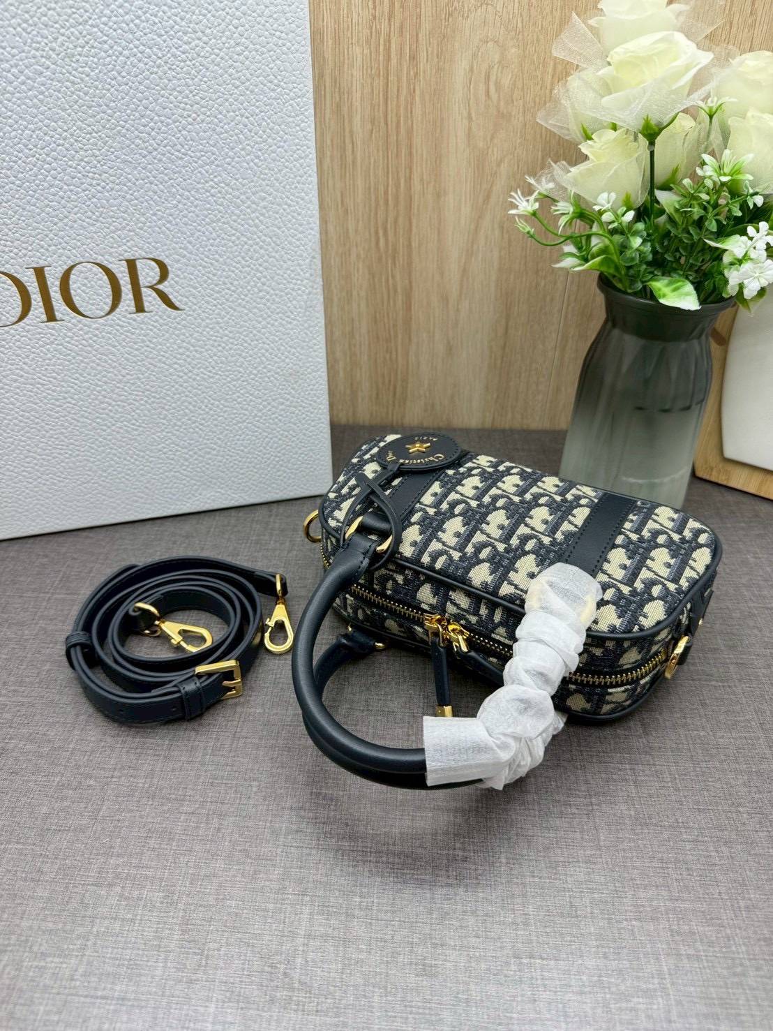 ORI หนังแท้ | DIOR D-Vibe East-West Nano Bag กระเป๋าทรงหมอนไซส์มินิน่ารัก ดีไซน์โบว์ลิ่งรูปทรงทันสมัยใช้งานง่ายจุของสำคัญได้ครบ สวยสง่างามเป็นเอกลักษณ์