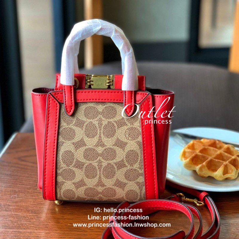 COACH TROUPE TOTE SIGNATURE CROSSBODY BAG กระเป๋าสะพายข้าง/ crossbody size mini หนังแท้ลาย C อะไหล่ทอง vintage เปิดปิดกระเป๋าแบบหมุนล็อค แม่เหล็กในตัว ภายในโล่ง ใส่ wallet สั้น มือถือทุกรุ่น ซัปในเป็นหนังกลับอย่างดี พร้อมสายสะพายถอด ปรับระดับได้ค่ะ