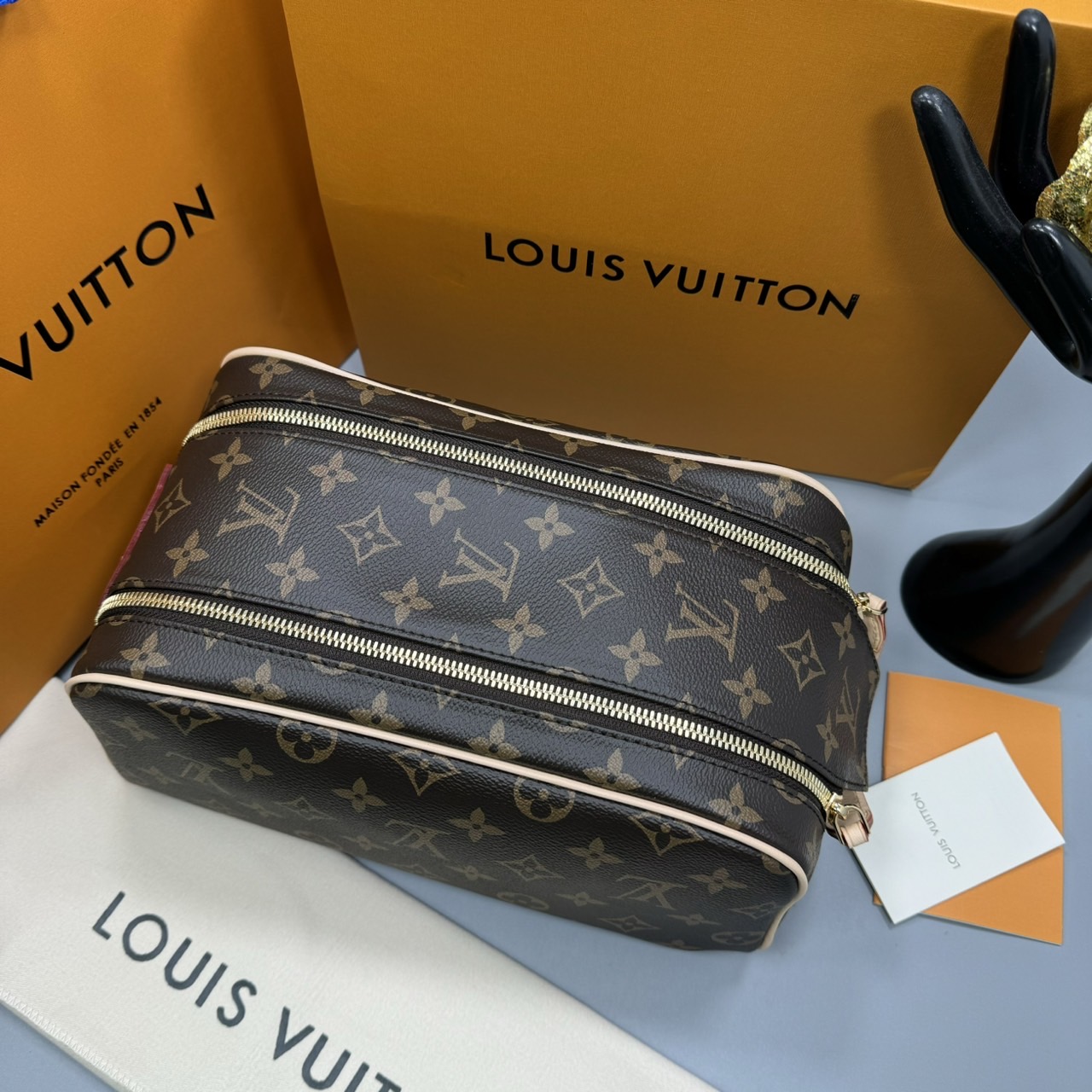 LV Clutch LV Dopp Kit Toilet Pouch Monogram / Damier Graphite Canvas กระเป๋าถือทรงพอชหรือคลัช เกรดออริ ท็อป 1:1 เกรดดีสุด แคนวาสแท้สวย ใช้งานต่างประเทศได้
