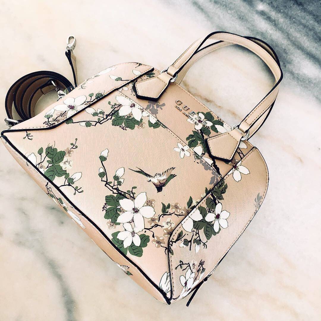 Guess sakura rose gold สุดคลาสสิค พิมพ์ลายดอกซากุระ ทรงโดมมีสายสะพายยาวถอดได้ ปรับได้ พร้อมส่งที่ไทยในราคาสุดคุ้ม