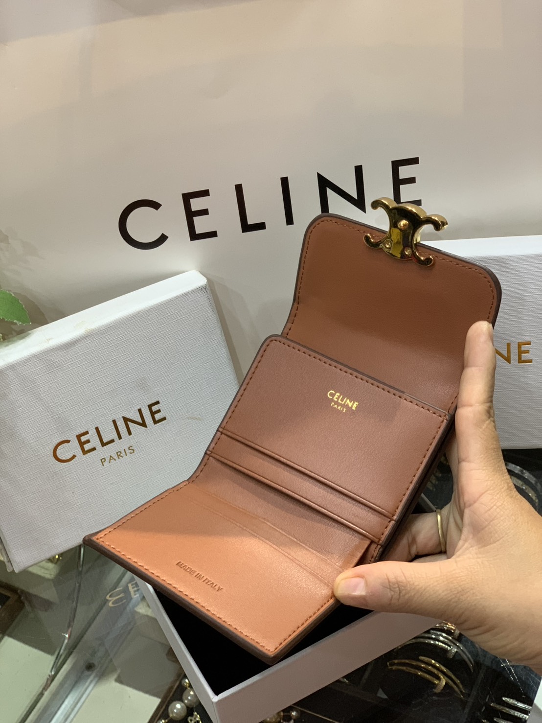 ORI หนังแท้ | CELINE SHORT WALLET BUSINESS CARD HOLDER / CELINE COMPACT WALLET WITH COIN TRIOMPHE กระเป๋าสตางค์ซีลีนใบสั้น เรียบหรู มีฟังก์ชันและสไตล์ให้เลือกด้วยช่องใส่บัตรหลายช่อง