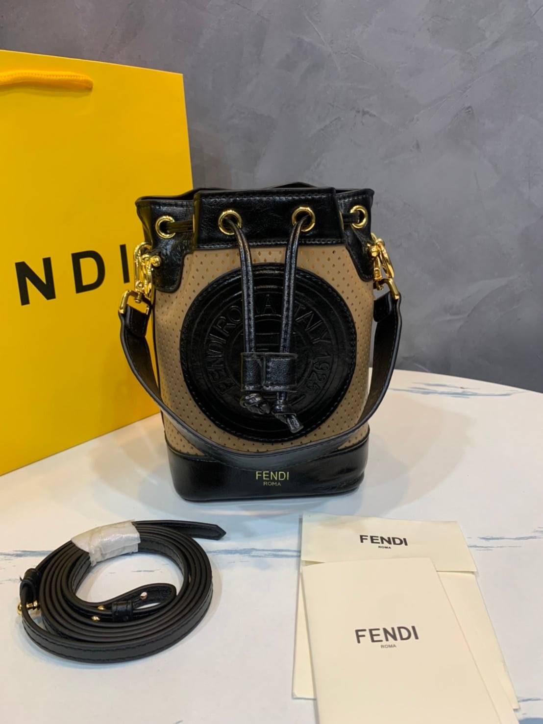 FENDI Mon Tresor mini bucket bag กระเป๋าถือทรงขนมจีบสุดคิ้วท์ หรือสะพายไหล่ วัสดุหนังแท้อย่างดี รุ่นใหม่ล่าสุด สวยหรู ดูแพง คุณนายสุดไปเลยค่า ถือแล้วสวยมากๆ จุของได้กำลังดี ทรงนี้ต้องมีติดตู้ไว้สักใบนะคะ!