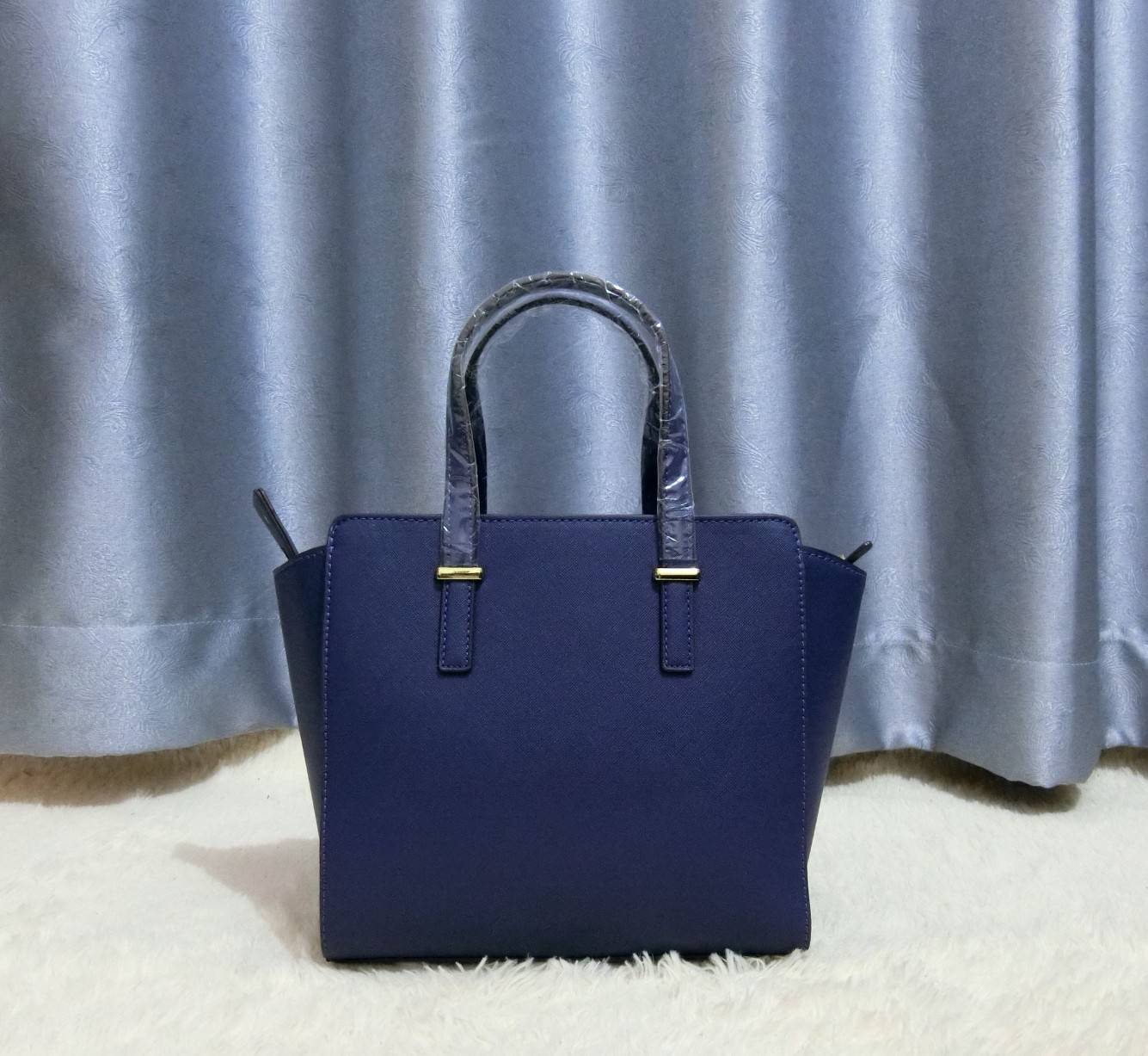 KATE SPADE NEW YORK CEDAR STREET HAYDEN BAG กระเป๋าถือหรือสะพายหนัง Saffiano สวยหรูอยู่ทรงสไตล์ PRADA ด้านหน้าประดับโลโก้สีทองสวยไฮโซ ภายในมีช่องซิปและช่องเล็ก ซับในอย่างดีสกรีนลาย Kate Spade กว้างและจุ ใส่ ipad mini กระเป๋าสตางค์ ของใช้ได้เยอะ มีหมุดรองฐ