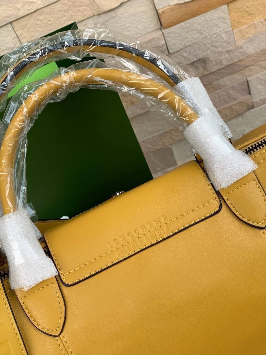 Longchamp LE PLIAGE CUIR TOP HANDLE BAG S เรียกว่าเป็นกระเป๋าอีกหนึ่งรุ่นที่ไม่ว่ายังไงก็ฮอตฮิตและติดเทรนด์ตลอดไม่เคยเปลี่ยนกับ ทรง Le Pliage Cuir หนึ่งในตระกูลกระเป๋าสุดไอคอนิกจากแบรนด์ เมื่อรุ่น Le Pliage Cuir ในรูปแบบของหนังแกะ Metis ได้ถือกำเนิดขึ้นใน