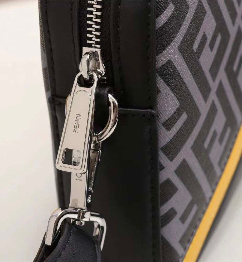 FENDI Ff-Print Coated-Canvas And Leather Cross-Body Bag เกรดออริจินอล FENDI Messenger Bag กระเป๋าสะพายข้าง ให้หนุ่มๆได้ตัวตึงกันไปเลยจ้า กับกระเป๋าสะพายทรงแมสเซ็นเจอร์ รุ่นหายาก ดีไซน์เรียบหรู สะดวกใช้ที่สุด ภายในโล่งกว้าง สายสะพายถอดได้ ปรับใช้ตามสะดวก ใ