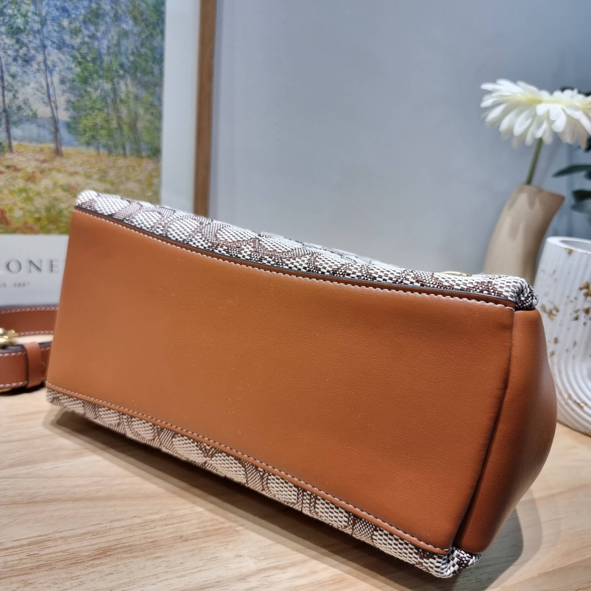 COACH LANA SHOULDER BAG 23 IN SIGNATURE JACQUARD CM550 พร้อมส่ง กระเป๋าถือ/สะพายทรงเก๋ โดดเด่นด้วยลวดลายซิกเนเจอร์บนผืนผ้าทอสวย หูจับในตัวถือสะดวก รีบช้อปได้ใช้ก่อนใครไปเลย