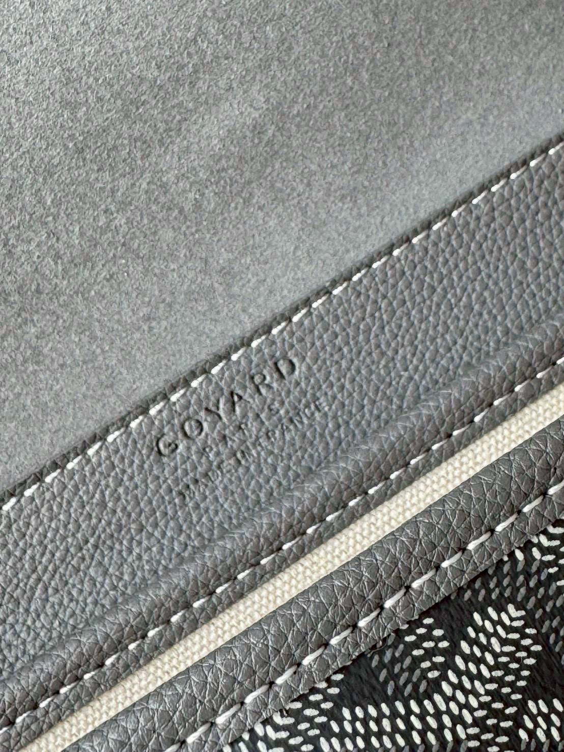 ORI หนังแท้ | Goyard Coursier Messenger bag กระเป๋าทรงแมสเซ็นเจอร์ดีไซน์ใหม่เพรียวบาง น้ําหนักเบากะทัดรัด ภายในมีช่องหลักขนาดใหญ่และกระเป๋า มีช่องด้านหลังสําหรับจัดเก็บสิ่งจําเป็นในชีวิตประจําวัน