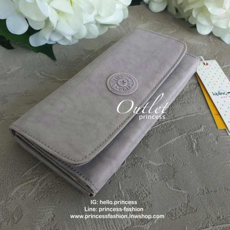 Kipling Brownie long tri-fold wallets กระเป๋าสตางค์ยาวแบบ3พับตอน วัสดุกันน้ำ เปิดปิดด้วยกระดุมแป๊ก มีช่องใส่ธนบัตรหลายช่อง ช่องเสียบการด์ได้ถึง13ช่อง และใส่รูปภาพได้อีก2ช่อง ช่องซิปใส่เหรียญ ที่จับหัวซิปปั้มแบรนด์ ใบนี้คุ้มมากๆคะ ขนาดกำลังดี พกพาสะดวก ช่อ
