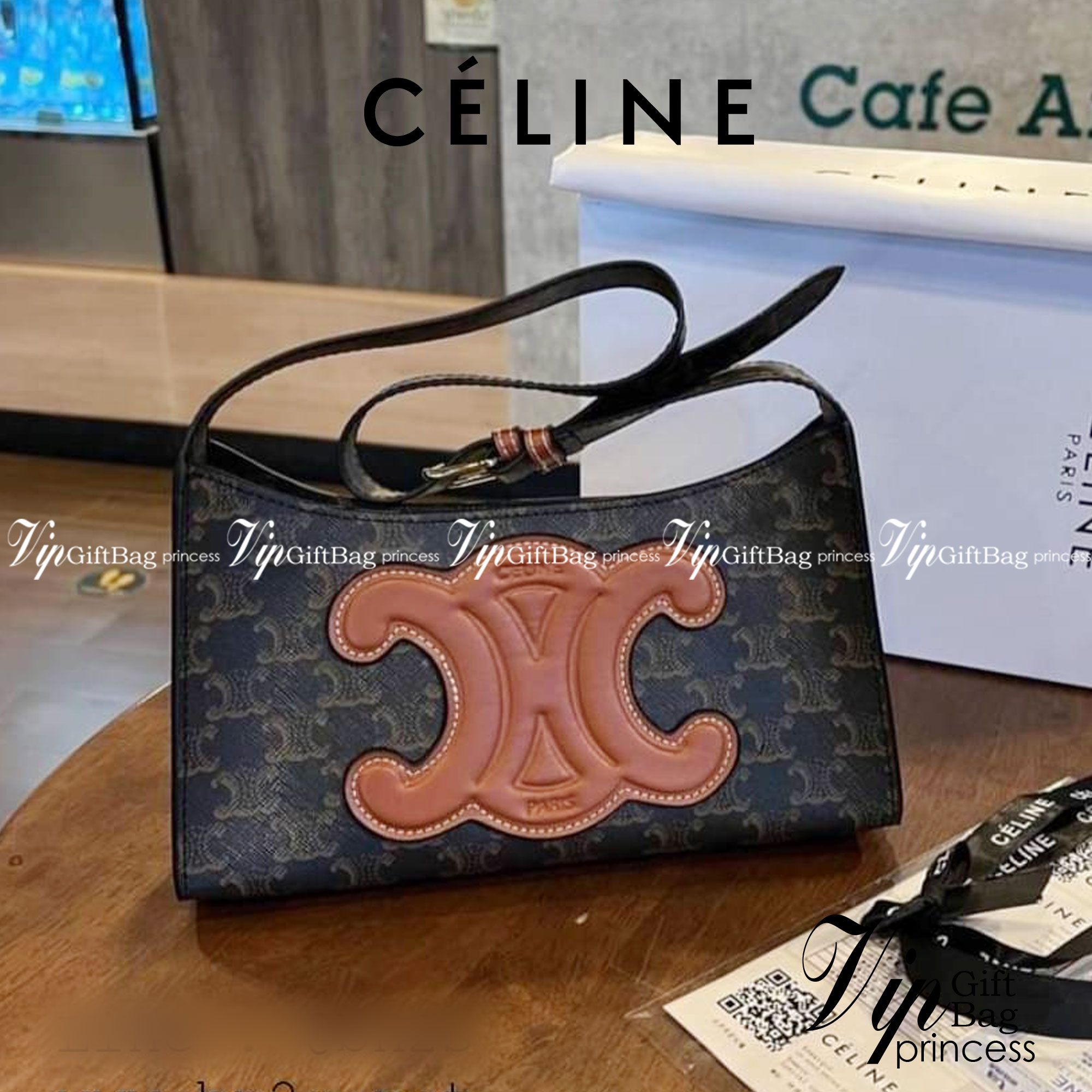 CELINE TRIOMPHE SHOULDER BAG กระเป๋าสะพายไหล่ดีไซน์เรียบหรูและดูทันสมัย ให้คุณเลือกสะพายในชีวิตประจำวันเข้ากับการแต่งตัวสบาย ๆ หรือจะสะพายออกงานปาร์ตี้สังสรรค์ก็ช่วยให้คุณดูโดดเด่น มีรูปทรงที่ดูแข็งแรงจึงไม่เสียรูปทรงแม้ใส่ของจำนวนมากก็ตาม รุ่นใหม่ ซิปบน 