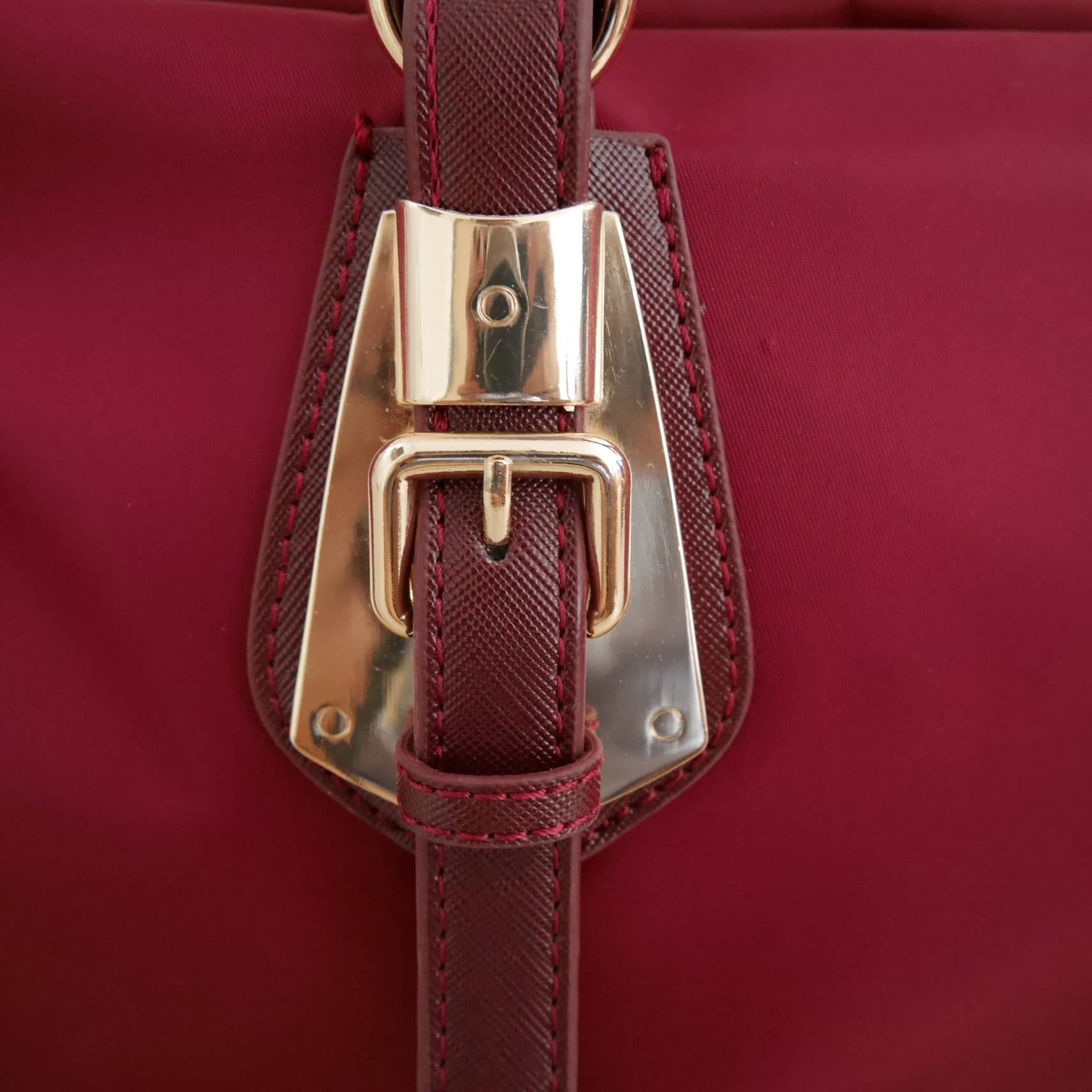 รุ่นขายดีที่สุด 💕 **ถือแล้วหรูมาก กระเป๋าสะพายทรง Handbag จากงานพรีเมี่ยมกิ้ฟ แบรนด์ PRADA ของแท้100% เป็นกระเป๋าผ้า Nylon สลับหนัง PU จุของได้เยอะ สะพายไหล่ได้ เปิดปิดด้วยซิป ถือก็สวยๆ มีสายยาวค่ะ ใช้แล้วสวยมากๆคุ้มเกินราคารับประกัน รีบช้อปก่อนหม