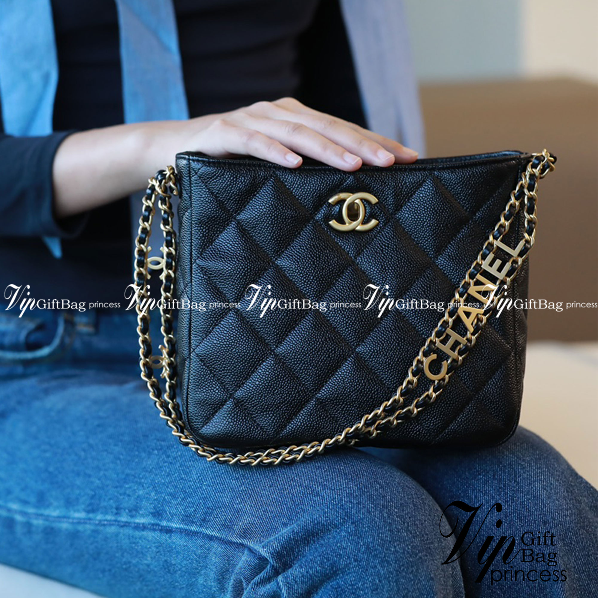 Chanel 22s small hobo bag black caviar / CHANEL VIP GIFT CAVIER BAG กระเป๋าทรงสะพายข้าง ที่กำลังมาแรงมาในตอนนี้ ตัวกระเป๋าเป็นหนังลายคาเวียร์สวยหรูมาก อะไหล่ทองวินเทจทั้งใบ ด้านหน้าประดับโลโก้แบรนด์ เปิดปิดด้วยตัวหมุนล้อค ด้านในใส่กระเป๋าสตางค์ได้ถึงใบยาว