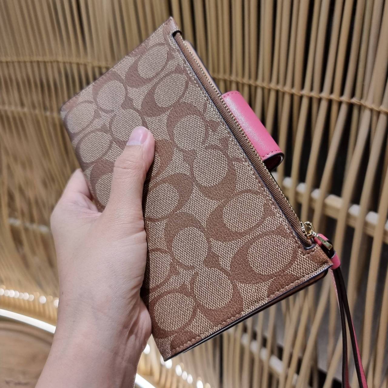 พร้อมส่ง 7 สี COACH C2874 TECH WALLET IN COLORBLOCK SIGNATURE CANVAS จัดให้สีใหม่ก่อนใคร!! ดีไซน์ใหม่ คอลเลคชั่นสวยหรู กระเป๋าสตางค์พร้อมสายคล้องมือ ง่ายต่อชีวิตมากจ้า!! มันดีอะไรเบอร์นี้ ใส่ได้ทั้งบัตร และโทรศัพท์ก็ใส่ได้ทุกรุ่น แถมยังมีช่องซิปแยกไปอีก ช