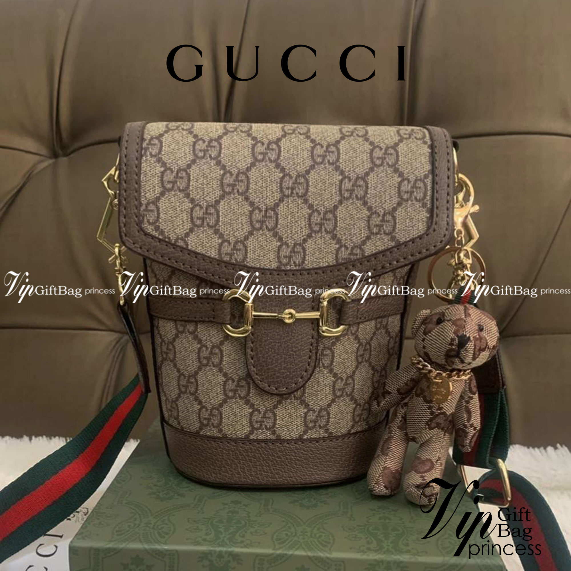 กระเป๋าสะพาย กระเป๋าใส่โทรศัพท์ งานแฟชั่นคลาสสิก Gucci Gag VIP GIFT WITH PURCHASE (GWP) พรีเมี่ยมกิ้ฟ Limited Edition รูปทรงถัง วัสดุcalfskin อะไหล่ทอง ลวดลายชิกเนเจอร์ โมโนแกรม GG เพิ่มความน่ารักด้วยพวงกุญแจเข้าชุดตุ๊กตาห้อยข้าง น่ารักมากมาย มาพร้อมสายสะ