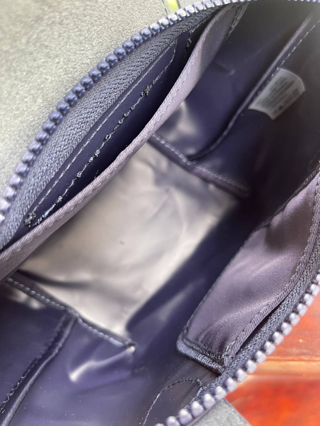 LONGCHAMP LE PLIAGE NÉO TOP HANDLE BAG XS คอลเลคชั่นสุดพิเศษจากลองฌอมป์ มีดีไซน์ที่เรียบหรูและคลาสสิก แฝงด้วยลูกเล่นแบบเฟมินีน แถมยังมีน้ำหนักเบาอย่างไม่น่าเชื่อ มาพร้อมกับหูจับกระเป๋าคู่และฝาปิดแบบกระดุม กระเป๋าถือใบนี้สามารถใช้ถือแบบทั่วไป มีสายสะพายถอด