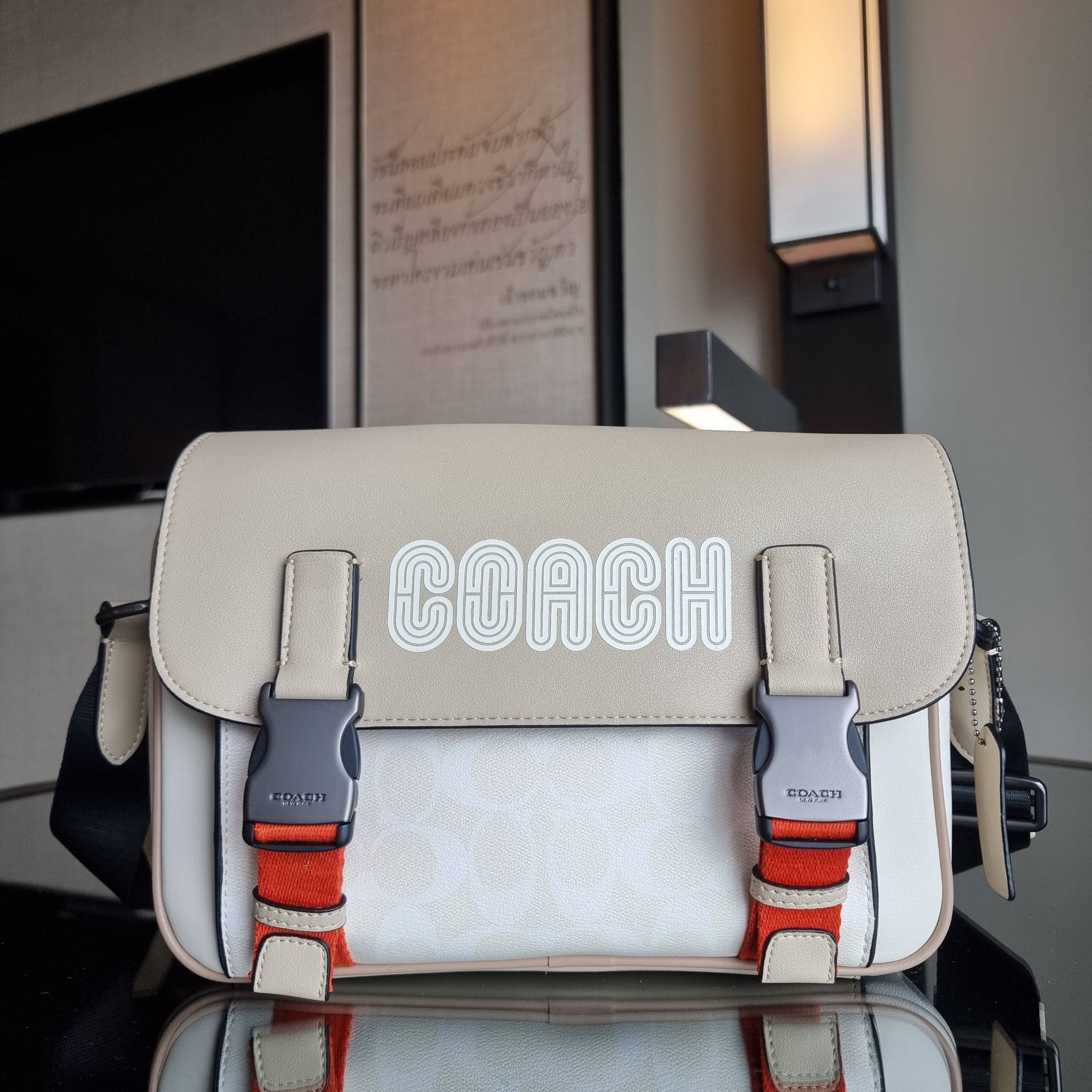 COACH TRACK CROSSBODY IN COLORBLOCK WITH COACH PATCH C6657 C8128 หล่อบอกต่ออีกหนึ่ง กระเป๋าสะพายทรงแมสเซ็นเจอร์ รุ่นเอาใจหนุ่มๆ ที่สาวๆก็อยากใช้!! ด้วยดีไซน์สีคัลเลอร์บล็อคที่โดดเด่น ทำให้ดูน่าใช้งาน วัสดุหนังแท้ สวยคมซ่อนหรู ฝากระเป๋ามีตัวล็อคแน่นหนา เปิ