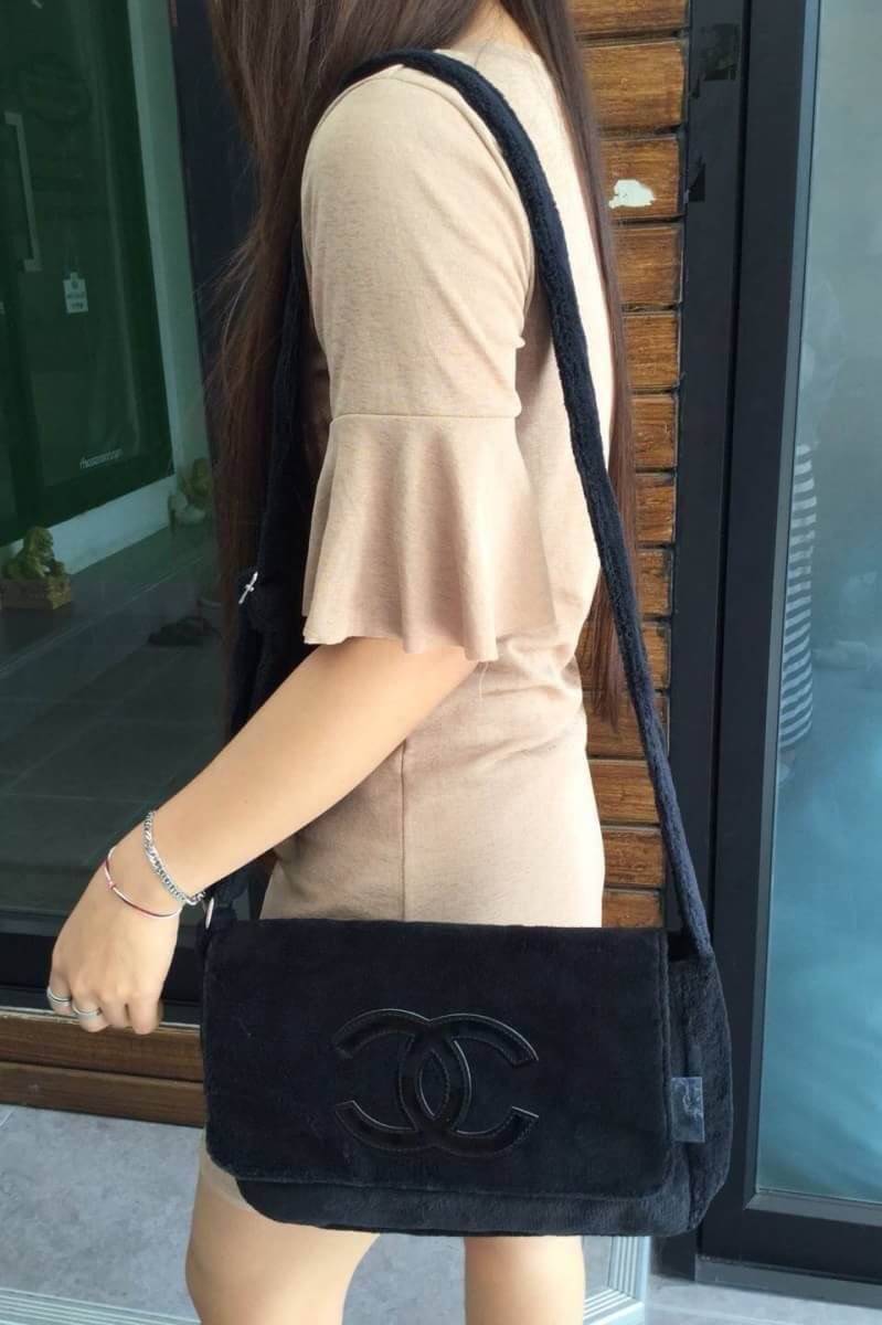 Chanel Beaute Crossbody Bag กระเป๋าสะพาย VIP. GIFT ของแท้ จาก Chanel Cosmetic วัสดุขนวูฟสีดำหนานุ่ม ตัดโลโก้แบรนด์หนังแก้วอสวยโดดเด่น น้ำหนักเบา เปิดปิดด้วยฝาปิดกระดุมแม่เหล็ก ใบใหญ่กำลังดี ใส่ iPad, กระเป๋าสตางค์ใบยาว, และของจุกจิกได้เยอะ มาพร้อมสายยาวเล