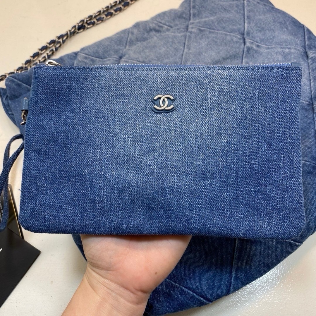 35cm Chanel 22 Denim Bag / Chanel Tote Bag กระเป๋าสะพายทรงโท้ทเดนิม ยีนส์ เท่ๆ คูลๆ งานเดนิมฟอกดีเทลความสวยมาก เป็นทรงโท้ทที่ได้รับการตอบรับดีมาก เกินต้านที่สุดกับไอเท็มนี้