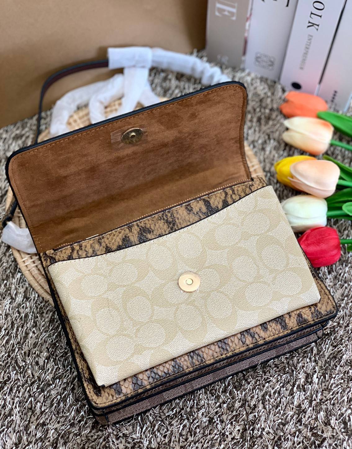 พร้อมส่งถึง8สี ห้ามพลาดค่ะ! COACH KLARE CROSSBODY BAG ((91019//91174//90400//1424//90635)) พร้อมส่งที่ไทย กระเป๋าสะพายครอสบอดี้ร์หรือสามารถทบเป็นสายคู่คล้องไหล่ได้ด้วยค่ะ หนังแท้ แต่ละสีทำลายหนังได้สวยงามแตกต่างกันออกไปนะคะ ✔️ห้อยด้วยป้ายแบรนด์แบบโ