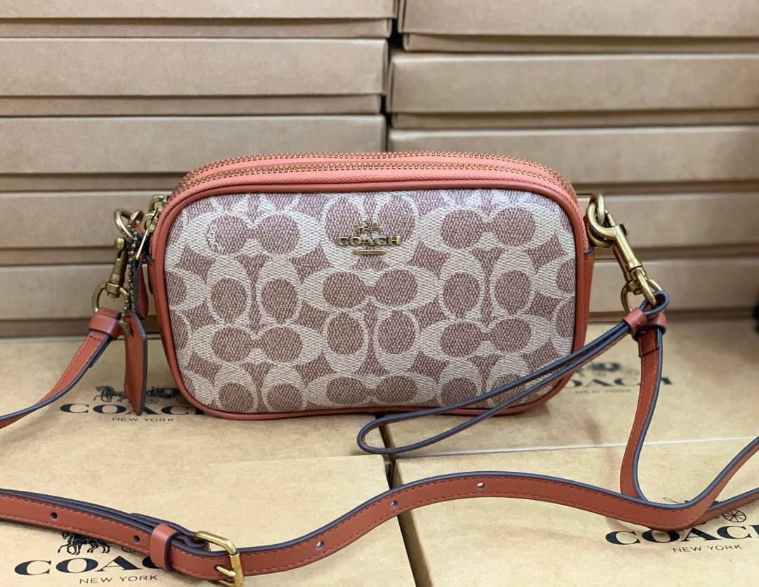 COACH CROSSBODY CLUTCH IN SIGNATURE BAG 💋รุ่นฮิต+สีหายากค่ะ!! กระเป๋าสะพาย+คล้องมือได้ วัสดุหนังแท้ผสมpvcค่ะ มีช่องซิปคู่ ภายในช่องใส่มือถือได้ทุกรุ่น;กระเป๋าเงินใบสั้นได้ ใส่ของจำเป็นสาวๆได้ครบค่ะ มีช่องเสียบบัตร2ช่อง และช่องโล่งให้ใส่ของจุกจิกค่