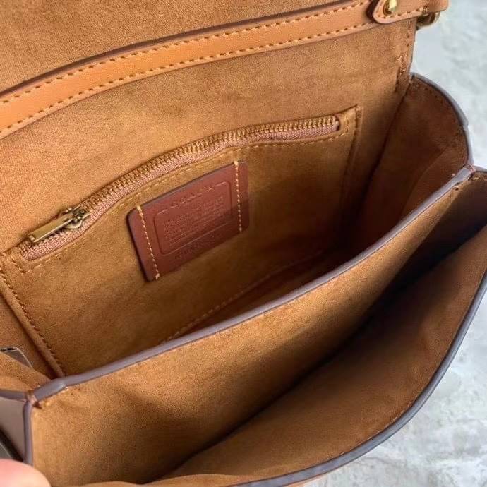 COACH HUTTON SHOULDER BAG IN SIGNATURE CANVAS sold out ไปกันทั่วหน้าในหลายประเทศ กับกระเป๋าสะพายที่สุดของความหรู ดีไซน์คลาสสิควินเทจ ลูกเล่นสีแทนสนิมตัดกับอะไหล่สีทองเหลืองดูย้อนยุคและหรูหรา วัสดุหนังแคนวาสสลับหนังแท้ สายสะพายโซ่สลับหนัง ปรับสะพายได้ 2 แบ