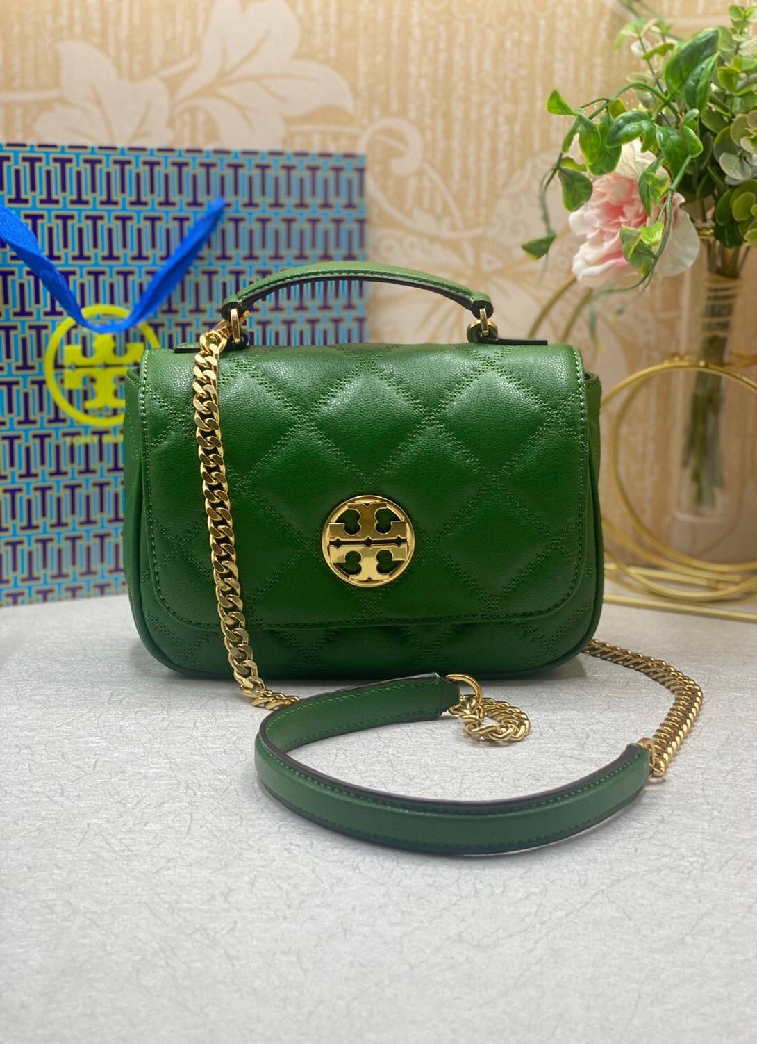 Tory Burch Willa Mini Top Handle Bag พร้อมส่งที่ไทย ใบจริงคือสวยสุดดไปเลยค่าา! กระเป๋าสะพายข้างหรือหิ้วก็เก๋ไปอีกเลยค่ะ! หนังอย่างดี ลายนวมนิ่มมือดีมากค่ะ ด้านหน้ามีอะไหล่โลโก้แบรนด์