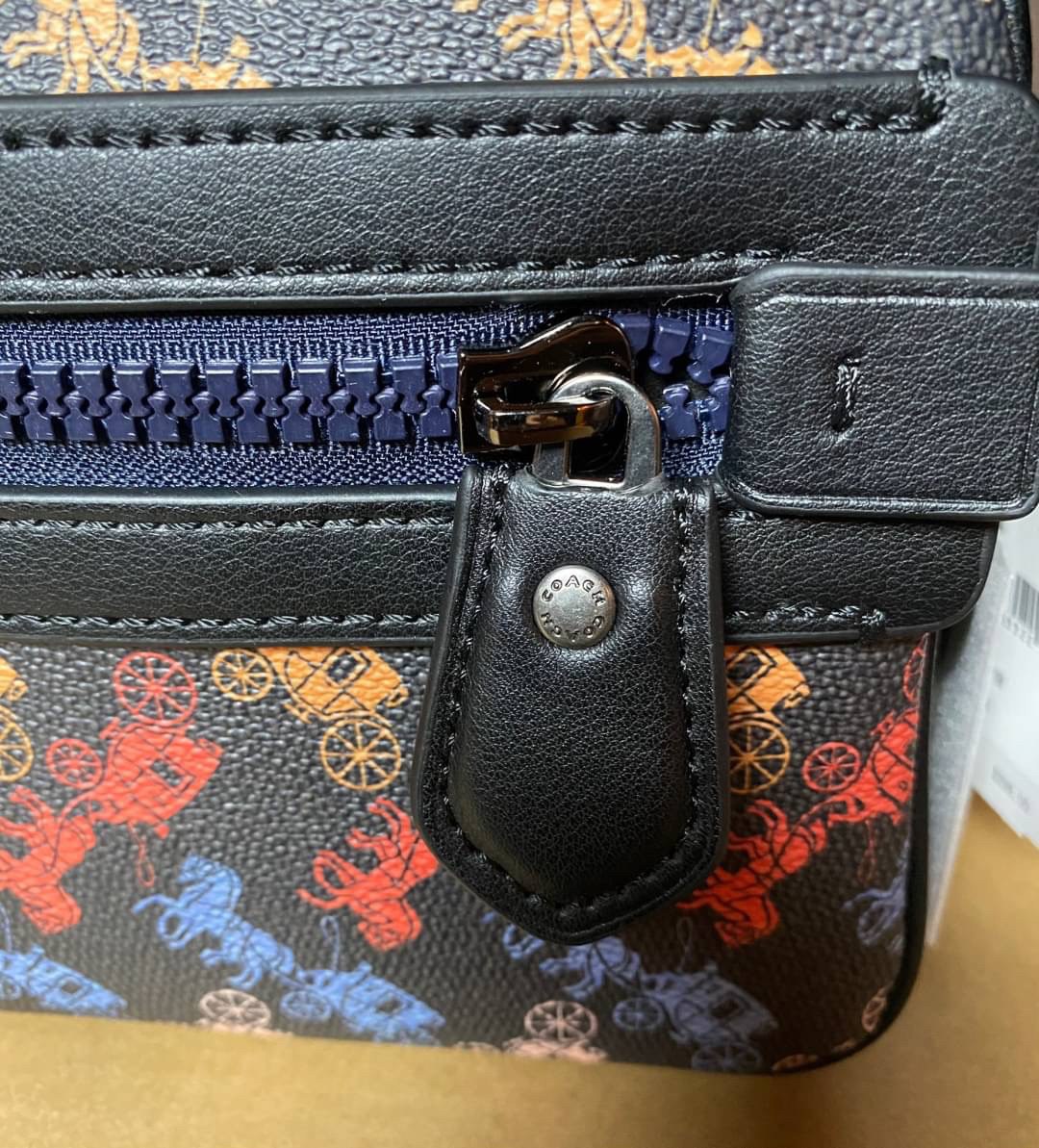 COACH ACADEMY CROSSBODY WITH HORSE AND CARRIAGE PRINT (COACH 89084) ผ้าใบเคลือบพิมพ์ลายและหนังกรวดขัดเงา ภายในกระเป๋ามัลติฟังก์ชั่น| ปิดด้วยซิป ซับในผ้า ด้านนอกมีซิปและกระเป๋าสลิป สายสะพายถอดได้