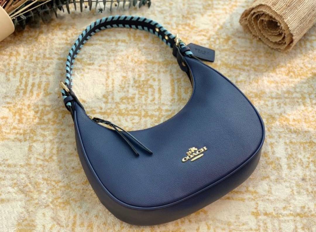 COACH BAILEY HOBO WITH WHIPSTITCH ((C4108//C1322)) พร้อมส่งที่ไทย!! สวยจริงไม่จกตาแน่นอนค่าา กระเป๋าทรงโค้ง ใช้แบบหิ้วหรือคล้องไหล่ก็ดูดี ใช้วัสดุหนังแท้ชั้นดี หนังสวยมากๆค่ะ ด้านหน้าใช้อะไหล่แบรนด์ตัวใหญ่ หรู ดูสะดุดตามีเดียว