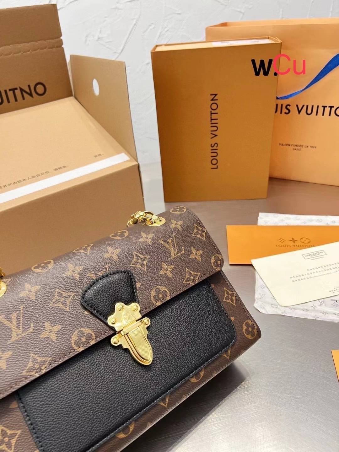 LV VICTOIRE Monogram กระเป๋าสะพายไอเท็มนำแฟชั่นที่น่าดึงดูดใจ ทรงกะทัดรัดและใช้งานได้สะดวก หนังแคนวาสอย่างดี ลาย Monogram เปิด-ปิดแบบกดล็อคอะไหล่สีทองสวยงาม ภายในมี3ช่องกว้างสามารถใช้งานได้หลากหลายและจุของได้มากมายเกินคาดนะคะ