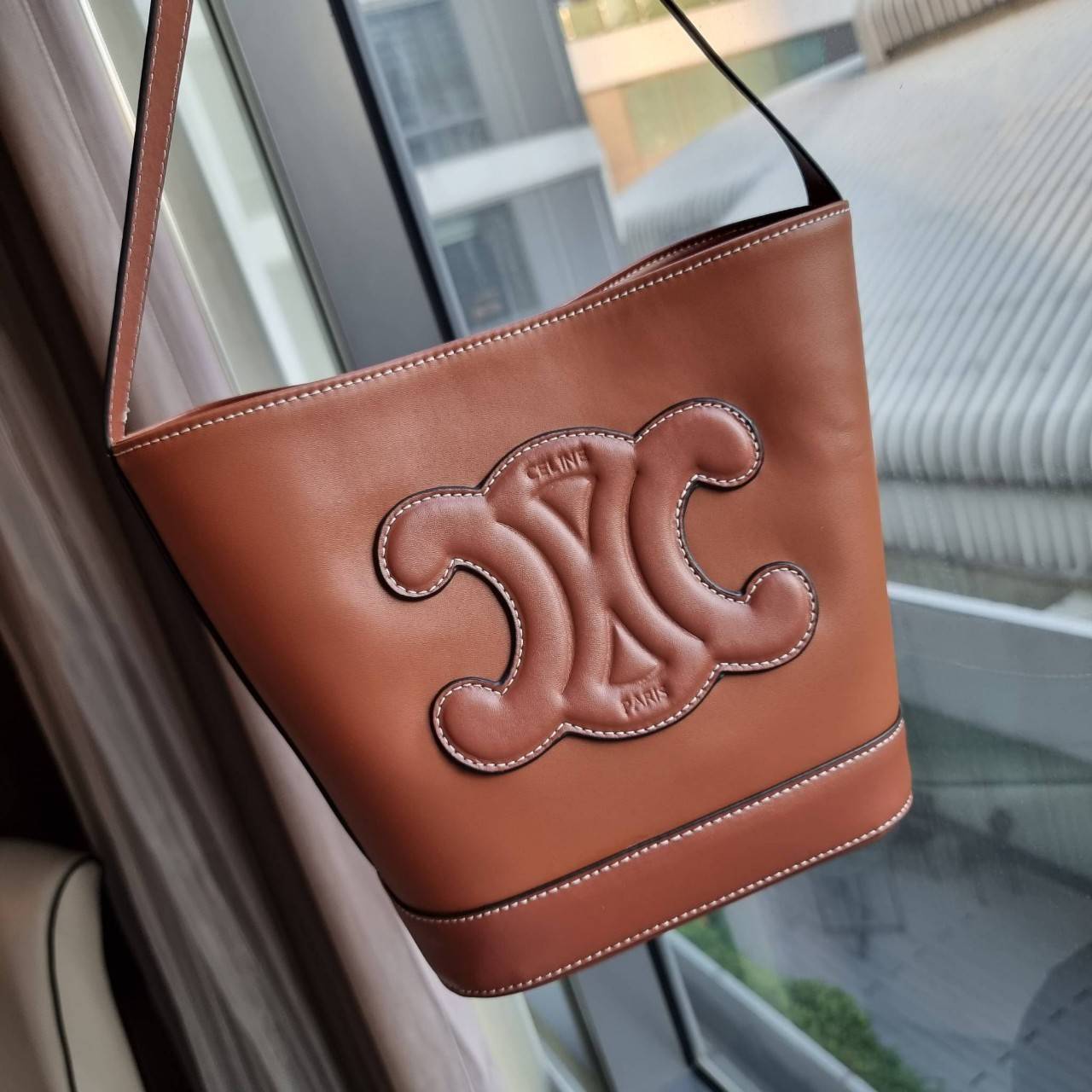 VIP 】CELINE BUCKET BAG CUIR TRIOMPHE คอลเลคชั่นใหม่ ฮิตข้ามปี กับกระเป๋าสะพายทรงถัง ใช้งานง่ายที่สุด สายสะพายในตัว ปรับใช้ได้เลย วัสดุหนังวัว เรียบหรู ผู้ดีไปอีก โดดเด่นด้วยโลโก้เอกลักษณ์ มีกระดุมปิดที่ปากกระเป๋า ภายในโล่งกว้าง ใส่ของแบบจุๆไปเลย เป็นรุ่นท