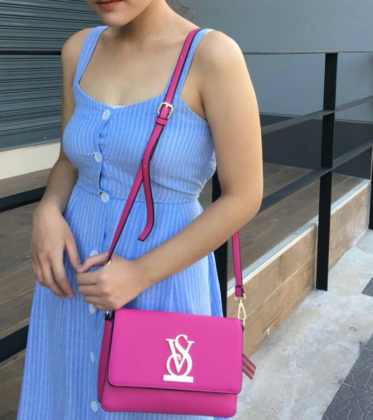 VICTORIA SECRET CLUTH & CROSSBODY BAG กระเป๋าสะพายข้าง แบบเรียบหรู วัสดุทำจากหนัง PU น้ำหนักเบา ด้านในมีช่องใส่ของหลักพร้อมช่องซิป ด้านหลังมีช่องเล็กอีก 1 ช่อง สายสะพายสามารถถอดออกหรือปรับระดับได้ ด้านในใส่กปต.ยาว + มือถือได้ทุกรุ่น ใบนี้แนะนำเลยค้า